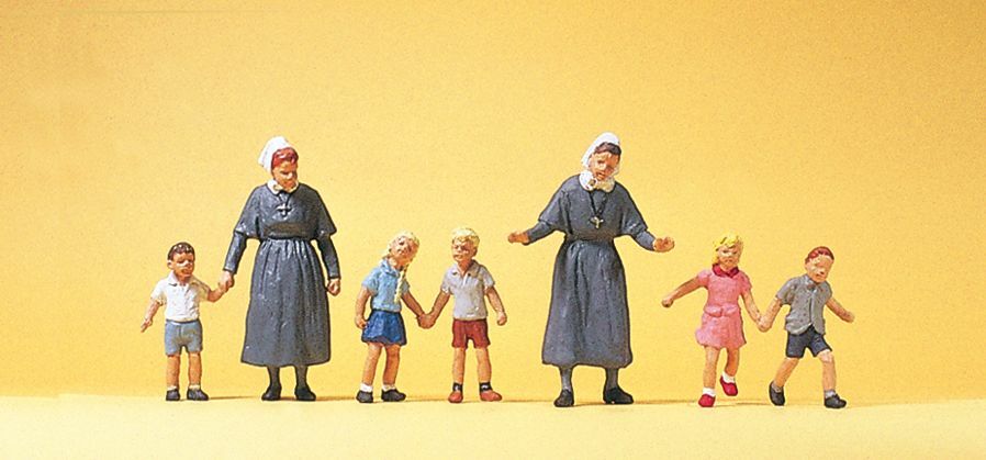 Preiser 10533 HO scale, deaconesses with children