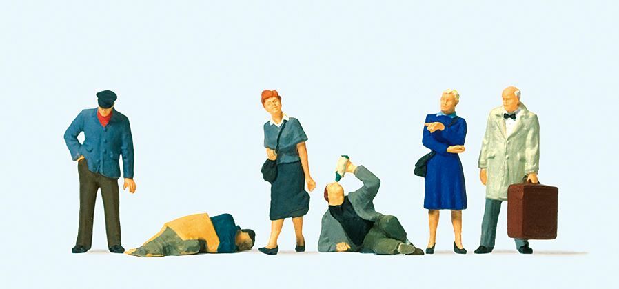 Preiser 10592 HO scale, At the train station