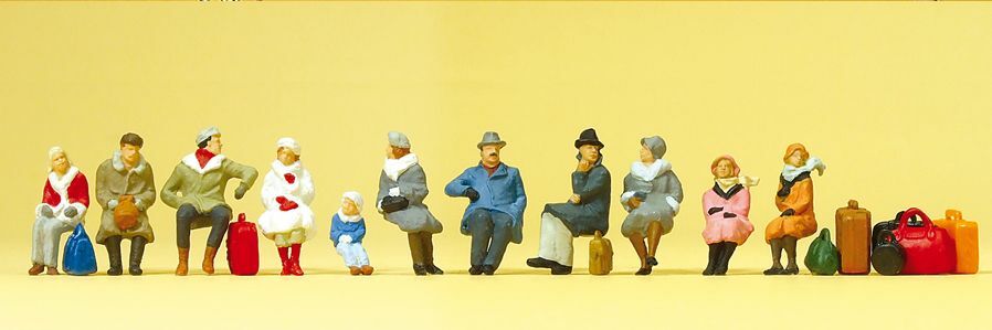 Preiser 10317 HO scale, Seated travelers, winter clothes. 11 figures