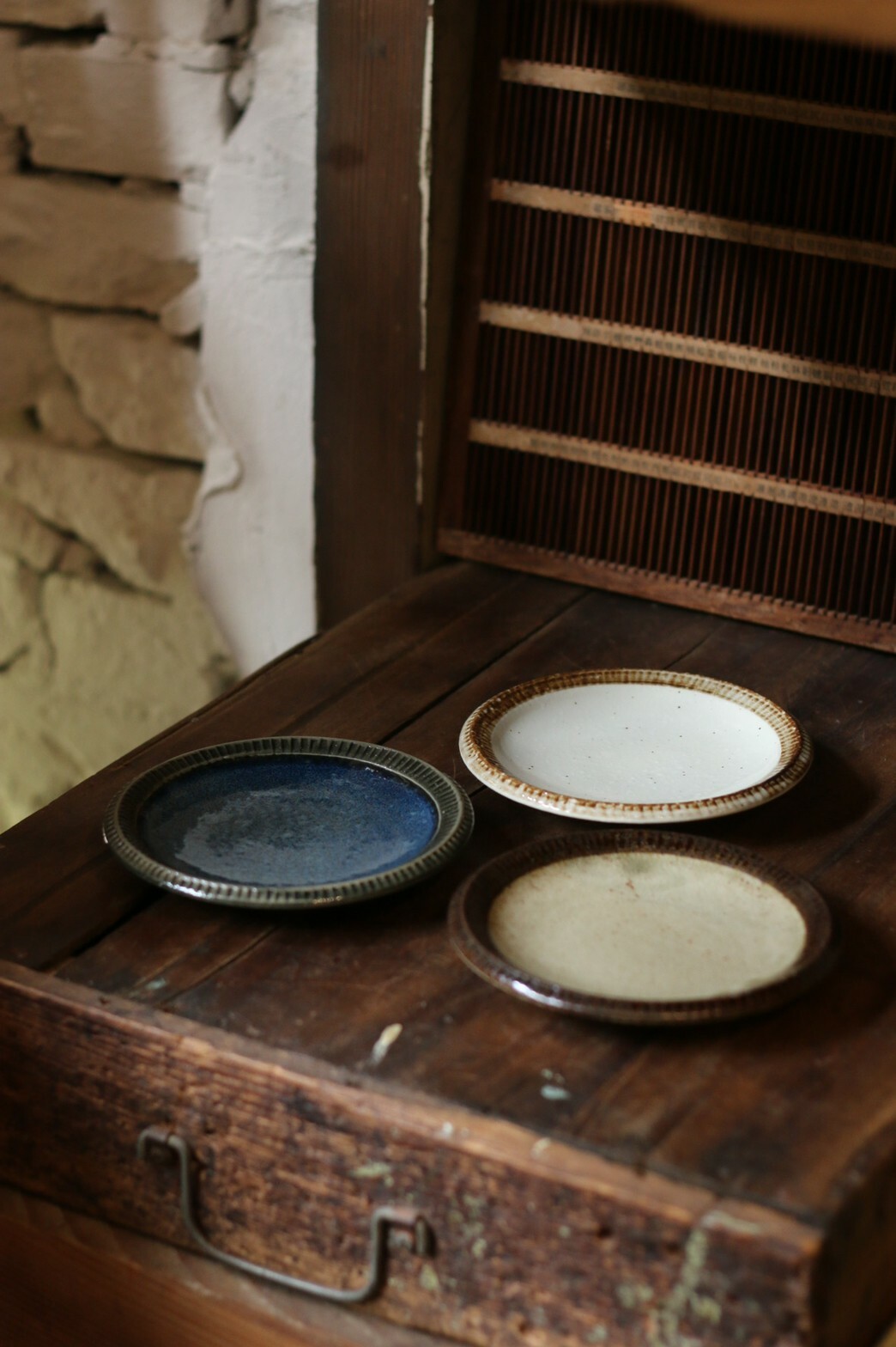 褐邊刻紋 5.5‘皿 17cm