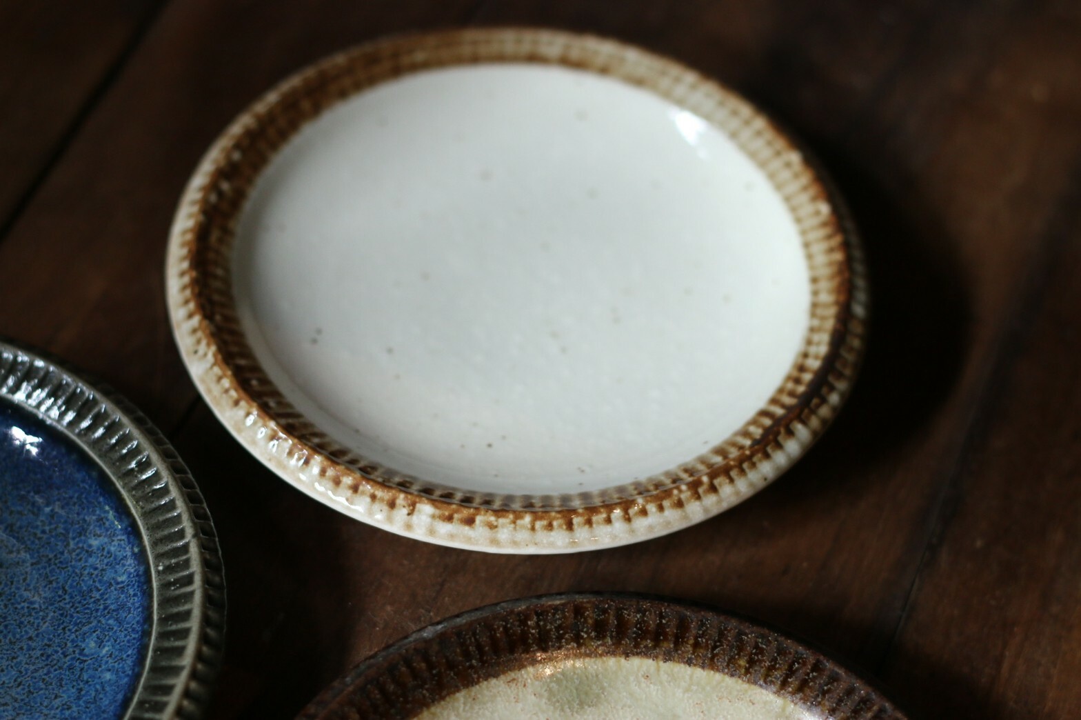 褐邊刻紋 5.5‘皿 17cm