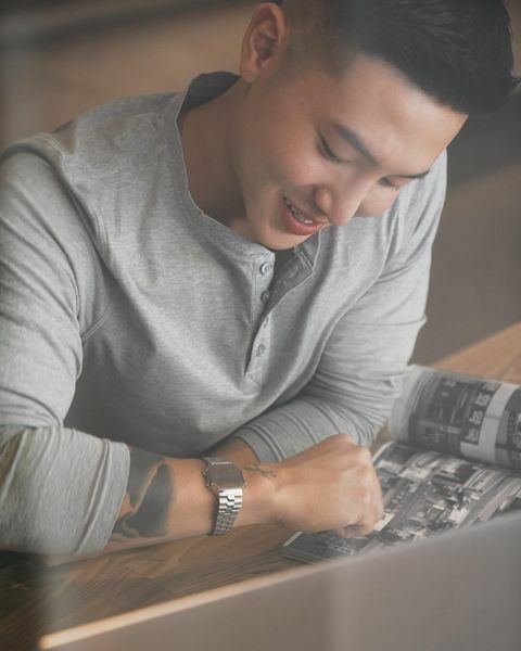 亨利領休閒又不失正式，是上班穿搭的好選擇。