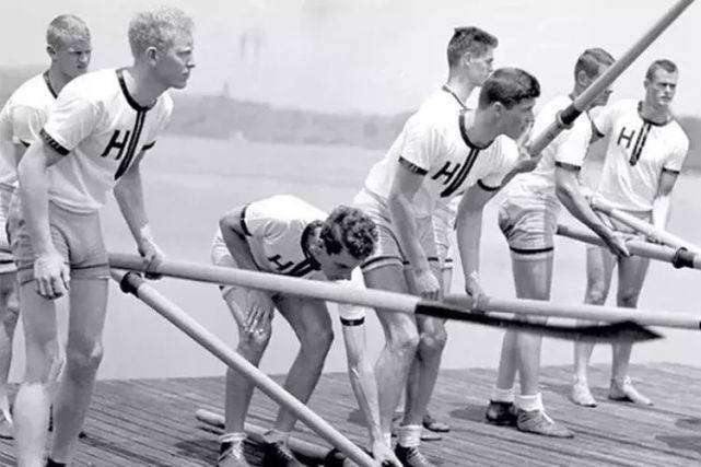 英國亨利小鎮的划船隊以亨利領為制服款式。