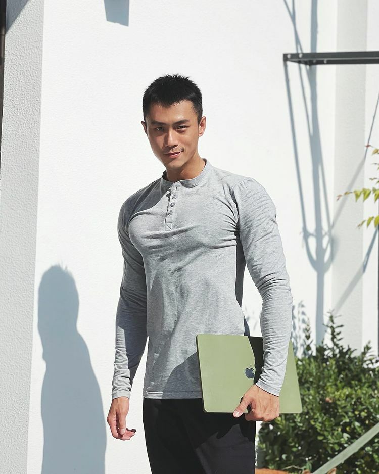 亨利領主流以素色為主，袖口長短依季節不同有各種款式