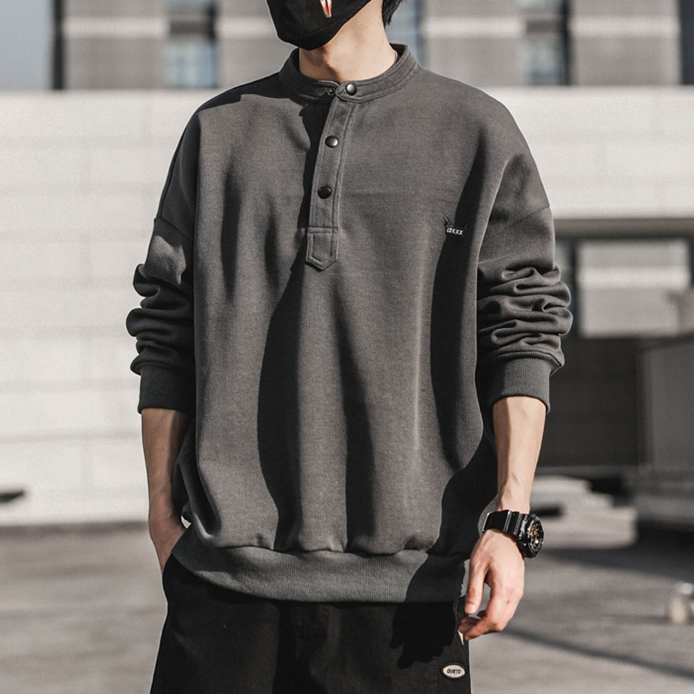 冬季的亨利領採用厚度較厚之布料，並有LOGO圖案等不同設計。