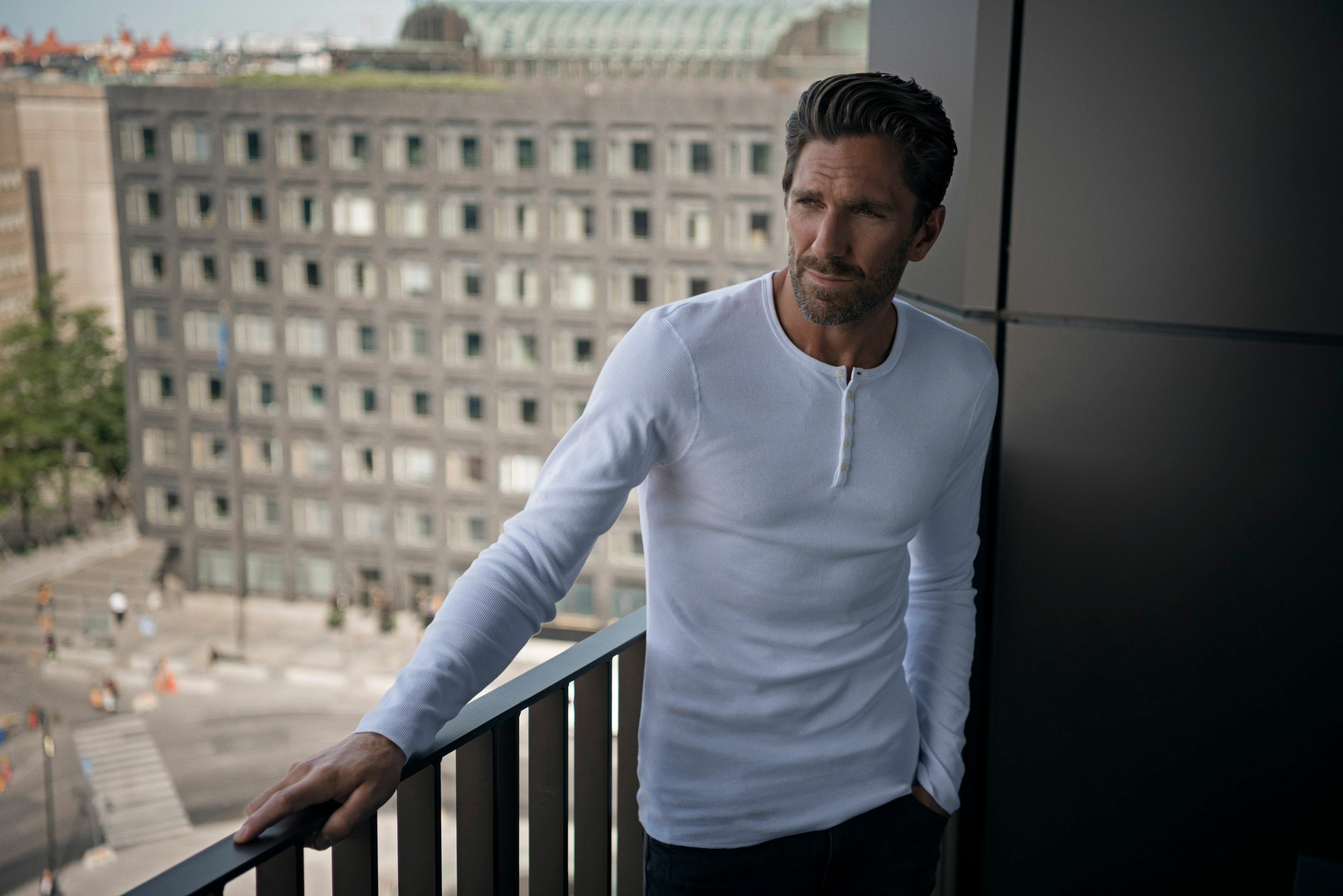 品牌代言人Henrik Lundqvist穿著亨利領形象照