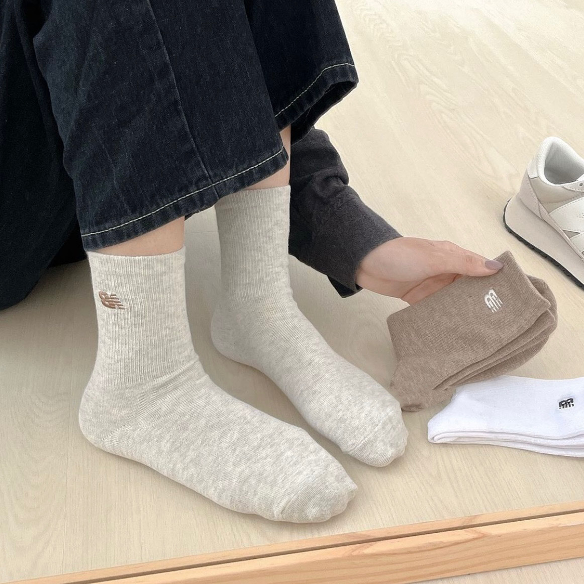 NEW BALANCE 2024春夏新色· 女生刺繡小Logo 襪子 (一套3對）