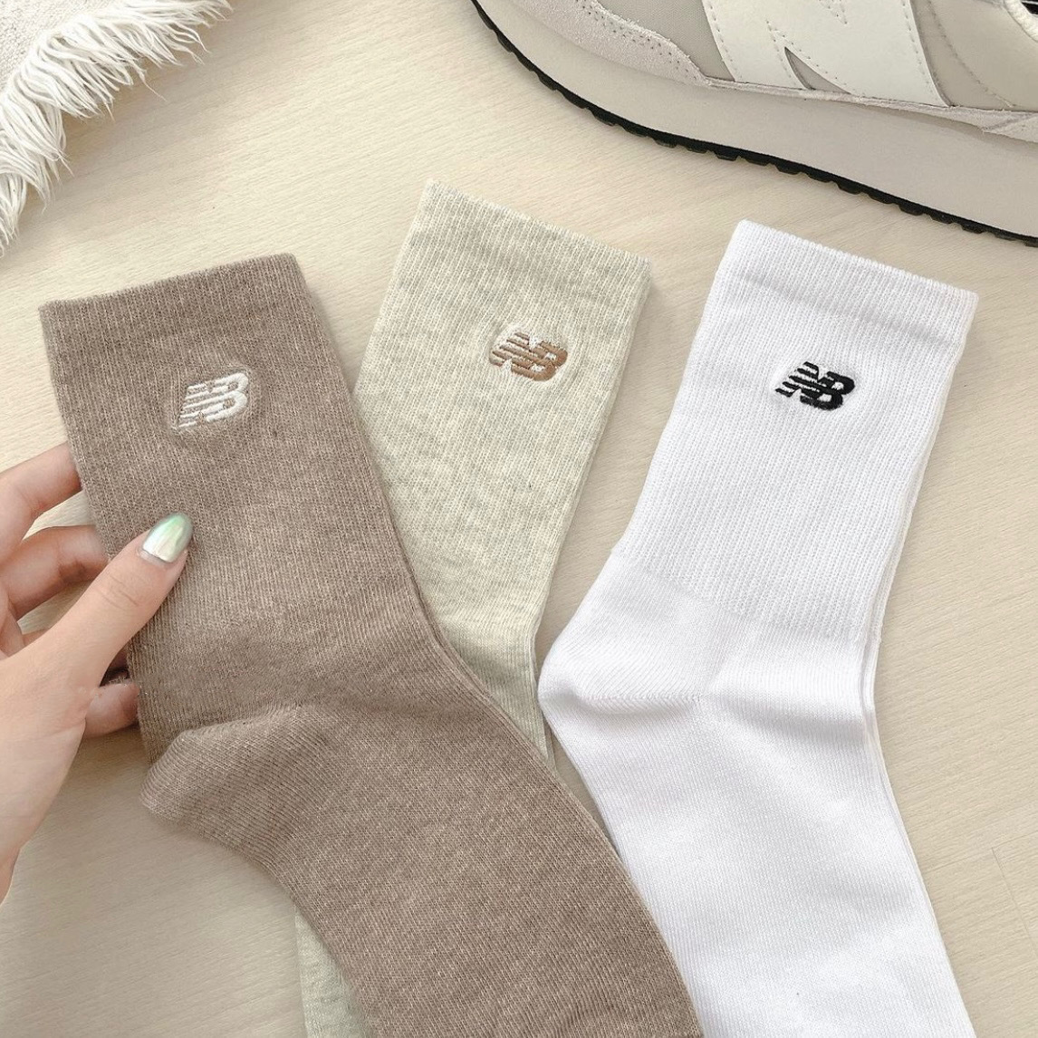 NEW BALANCE 2024春夏新色· 女生刺繡小Logo 襪子 (一套3對）
