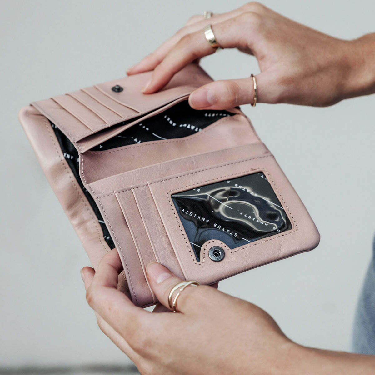 Is now better 短夾_粉