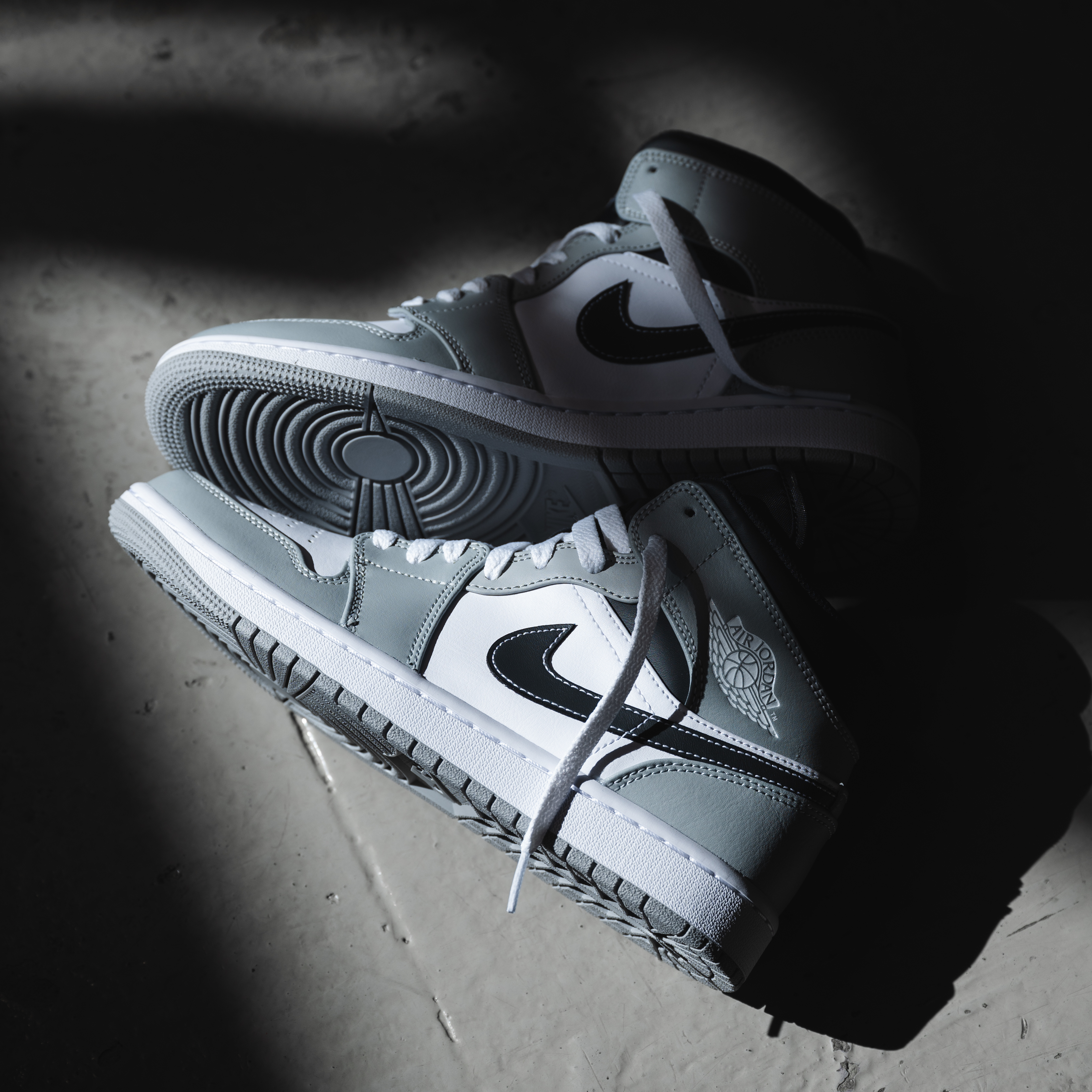 Air Jordan 1 Mid Light Smoke Grey 煙灰小Dior