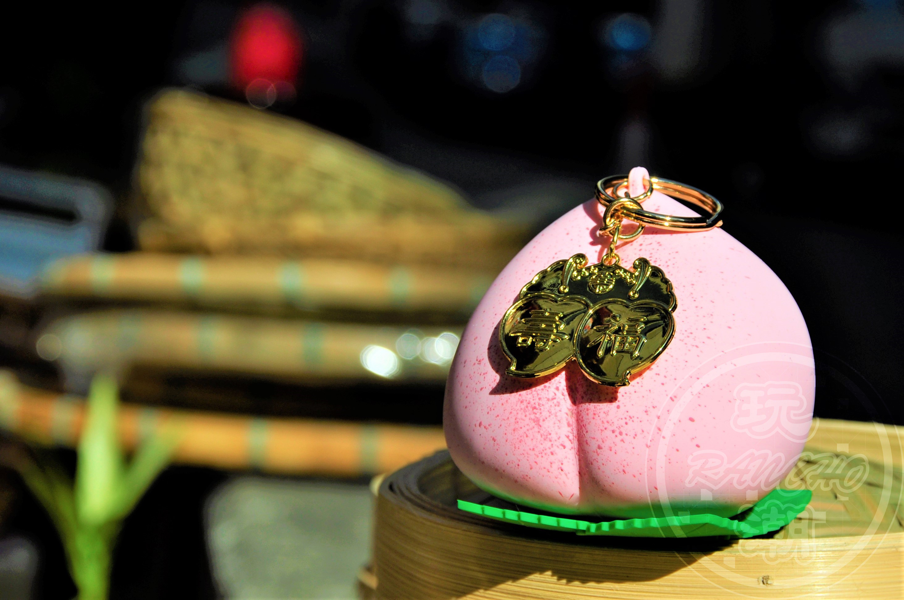 RANCHO peach shaped pouch with keyring