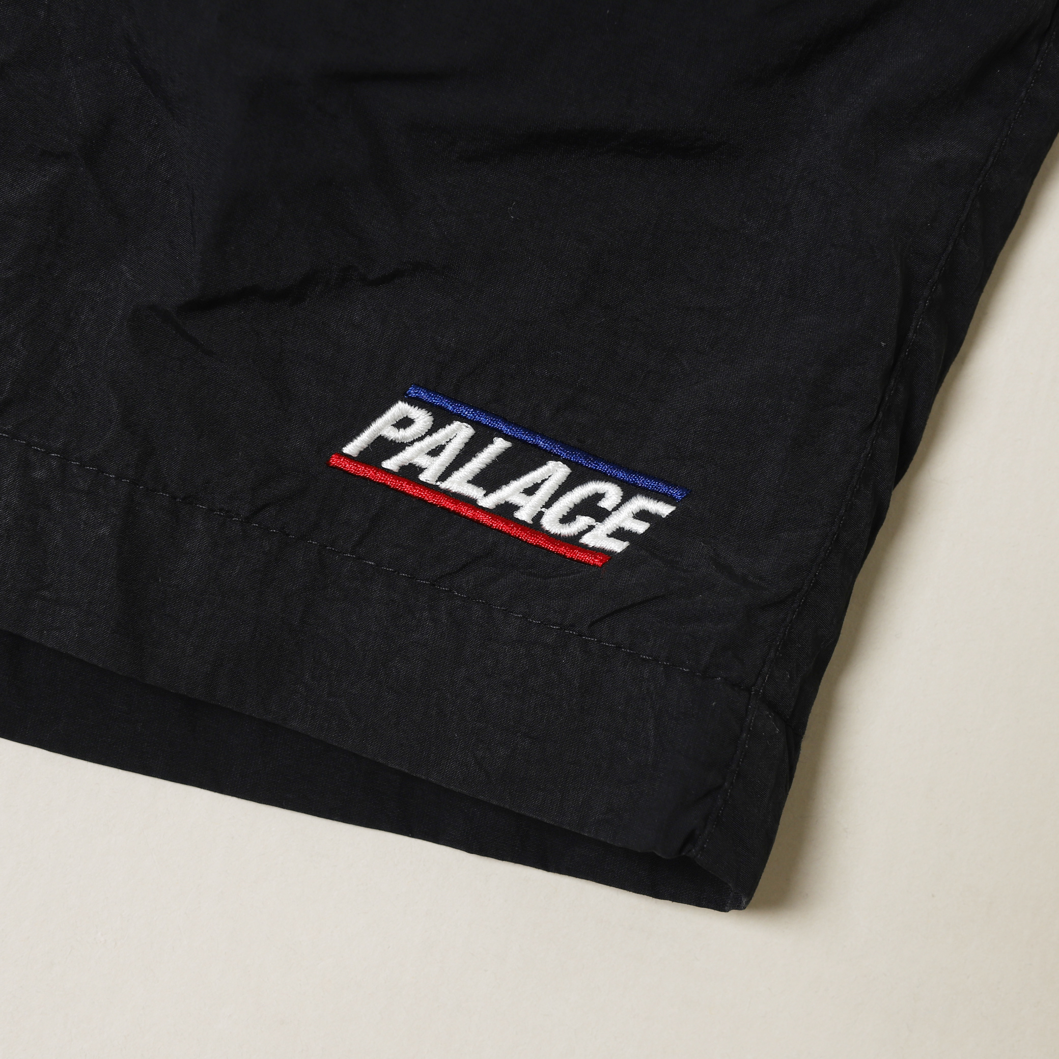 二手M號 PALACE SHORTS 黑色 藍紅線刺繡小LOGO 內抽繩 網眼透氣 海灘褲 短褲【P14SS045】