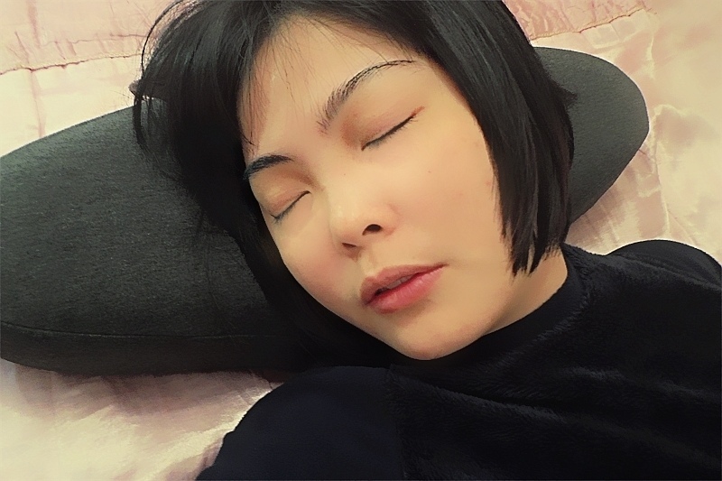 Cookie推薦優扶磁石護頸枕， 睡覺還能感受到指壓按摩