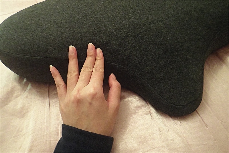 Cookie推薦優扶磁石護頸枕， 睡覺還能感受到指壓按摩