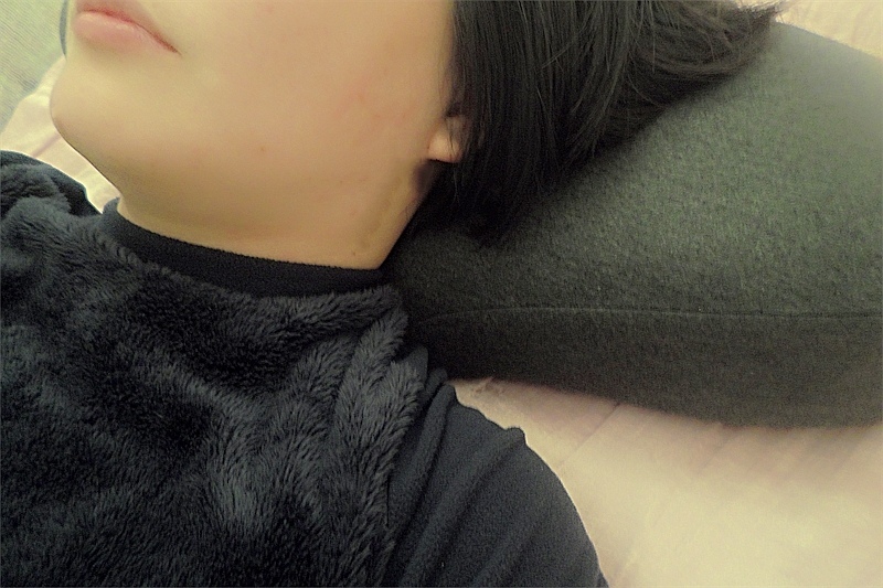 Cookie推薦優扶磁石護頸枕， 睡覺還能感受到指壓按摩