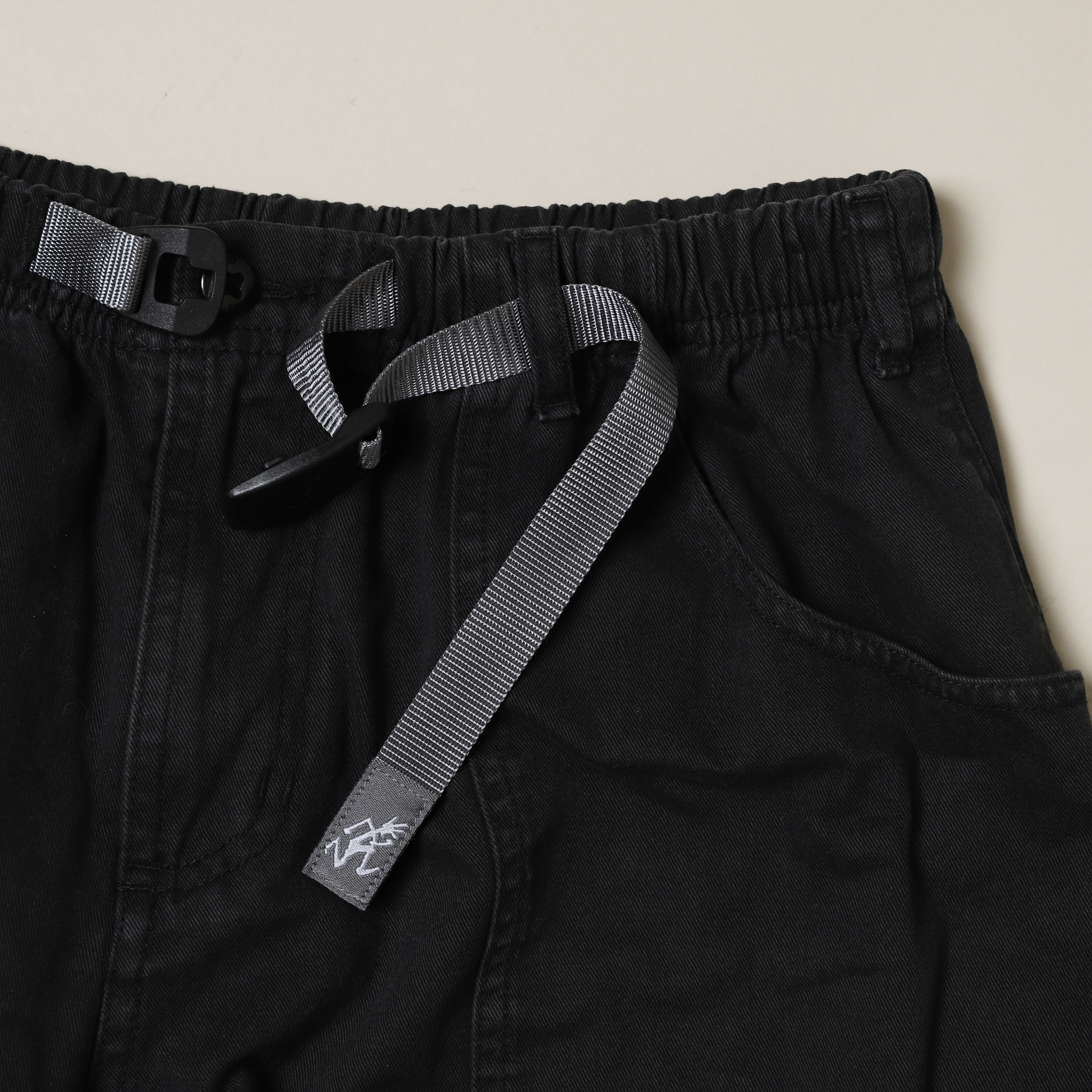 二手M號 GRAMICCI 20 S/S MOUNTAIN SHORTS 黑色 灰腰帶 寬版 側口袋 休閒短褲 工作短褲【GUP20STW01-BK】