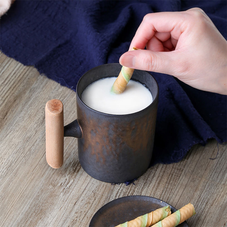 黑鐵釉直筒木把馬克杯｜315ml