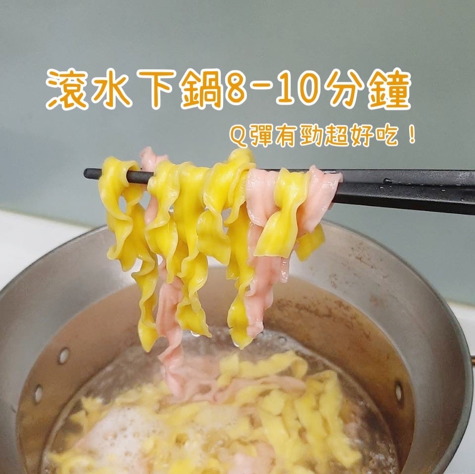 手抓QQ麵 │ 1歲手指抓握 3歲筷夾練習