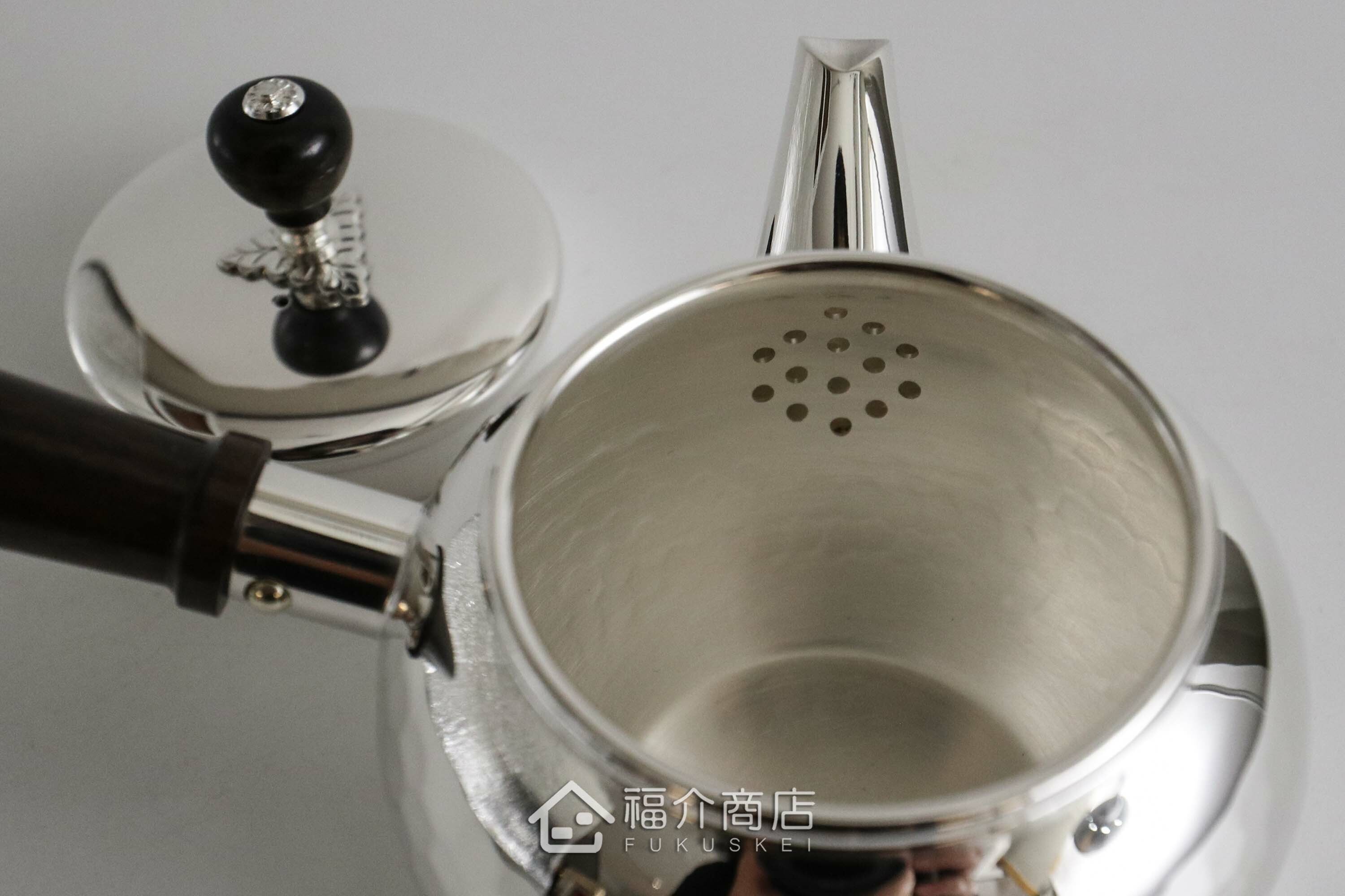 泡茶用的日本純銀茶壺內部