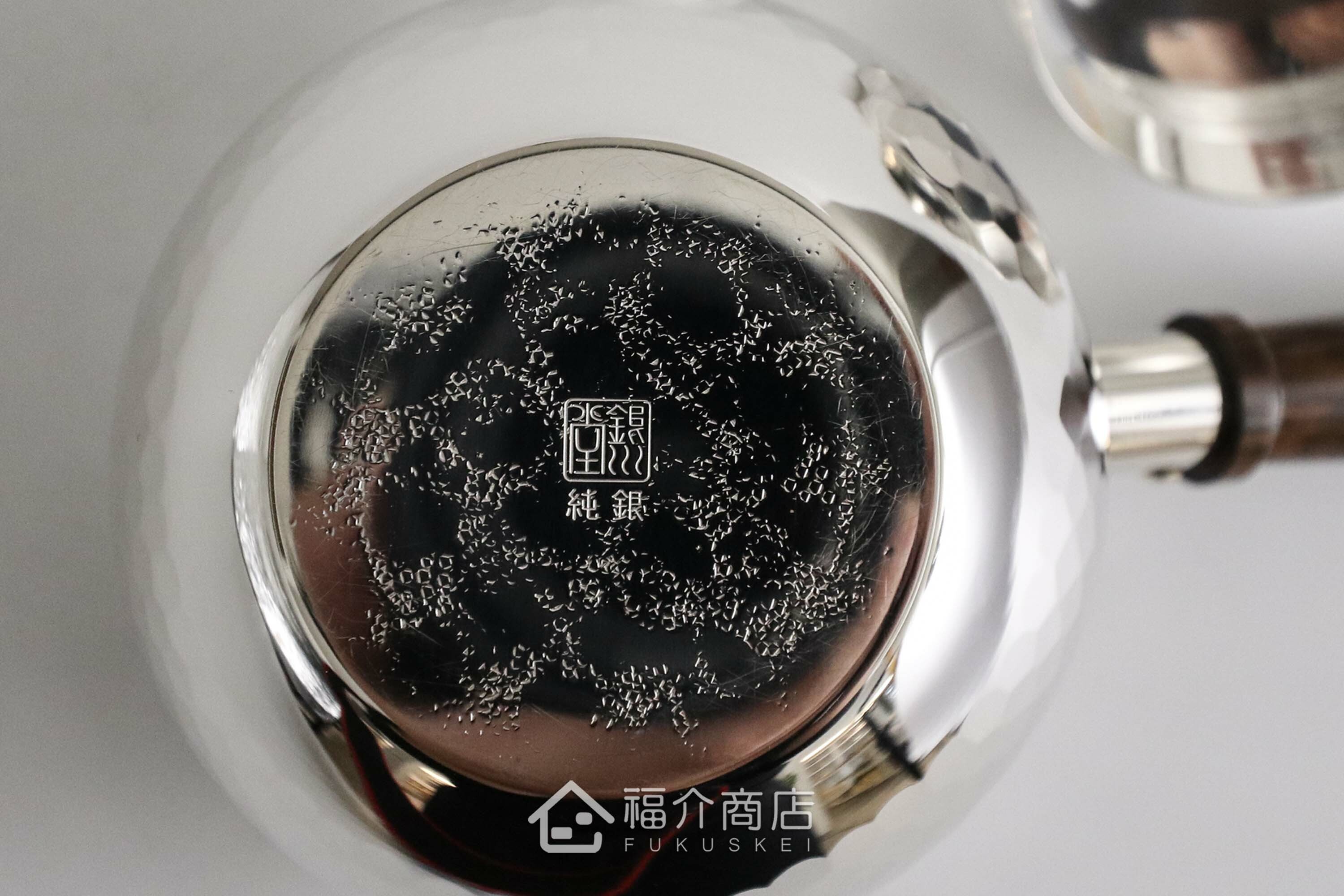 泡茶用的日本純銀茶壺底部