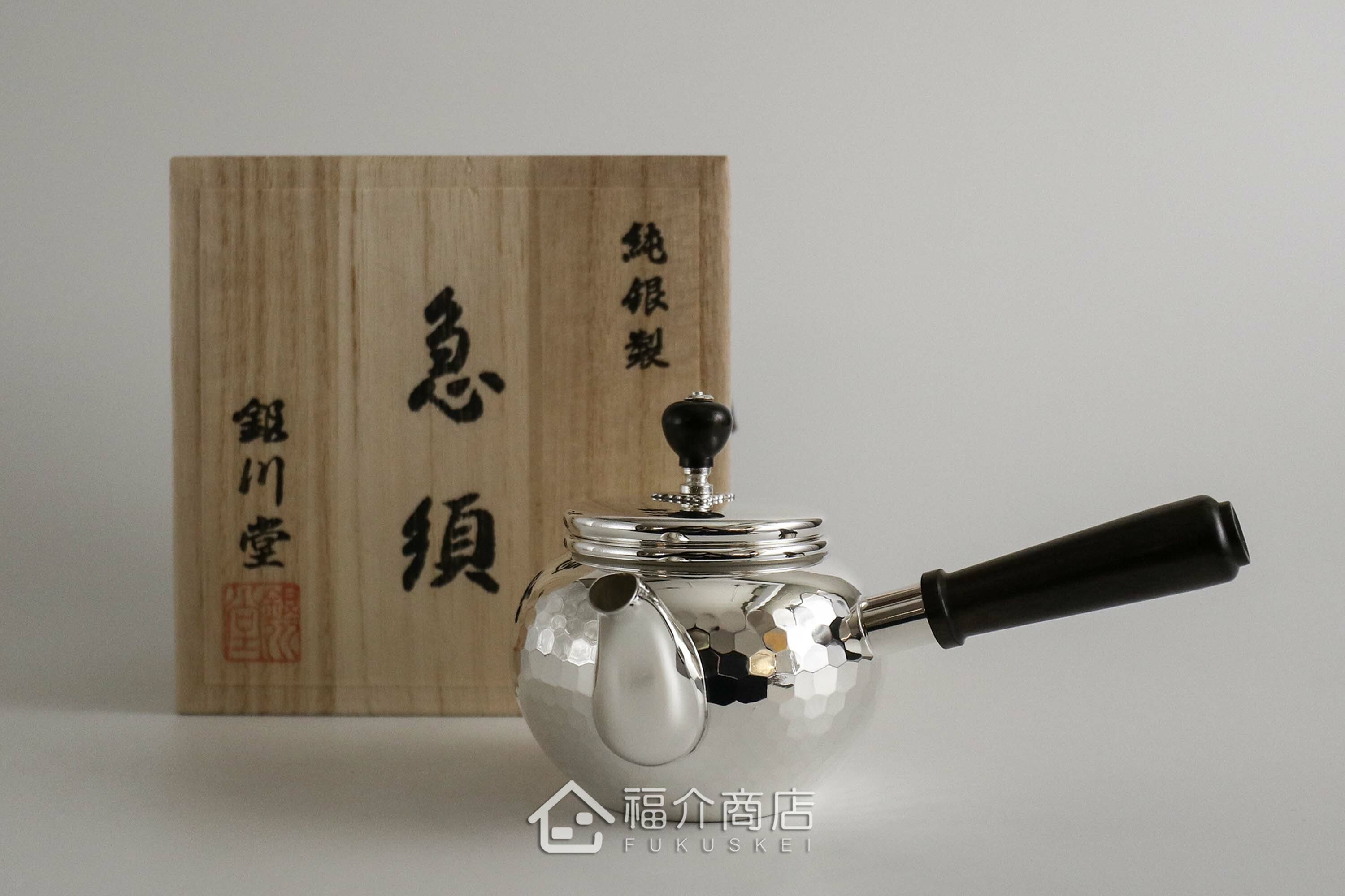 泡茶用的日本純銀茶壺與木盒