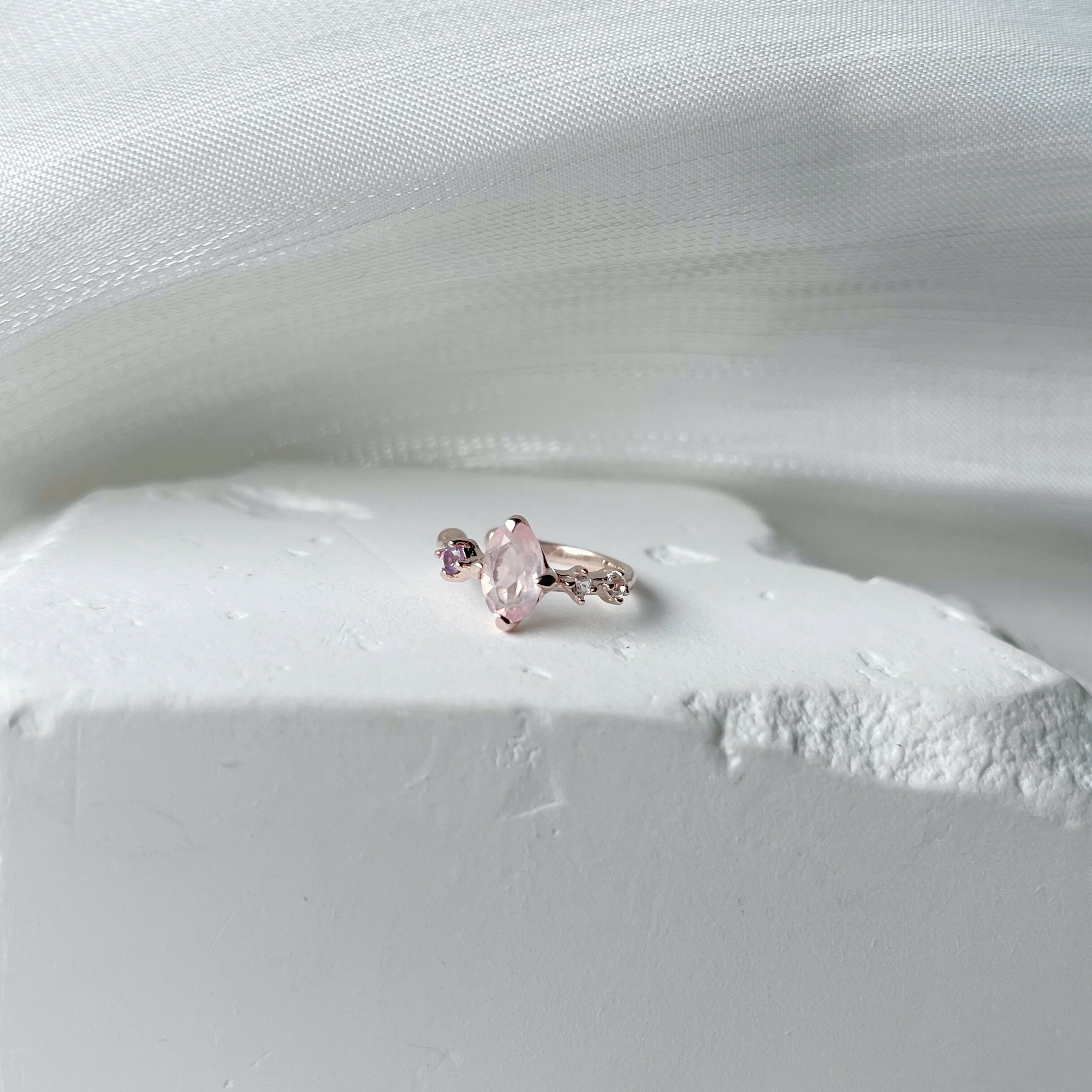 Meteor橢圓粉紫水晶耳骨夾