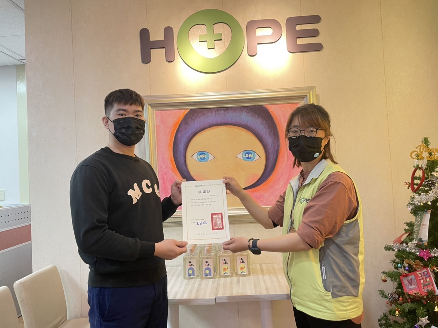 MCG捐贈低敏感洗髮精給癌症基金會患者使用，圖為MCG執行長與癌症基金會陳小姐合影