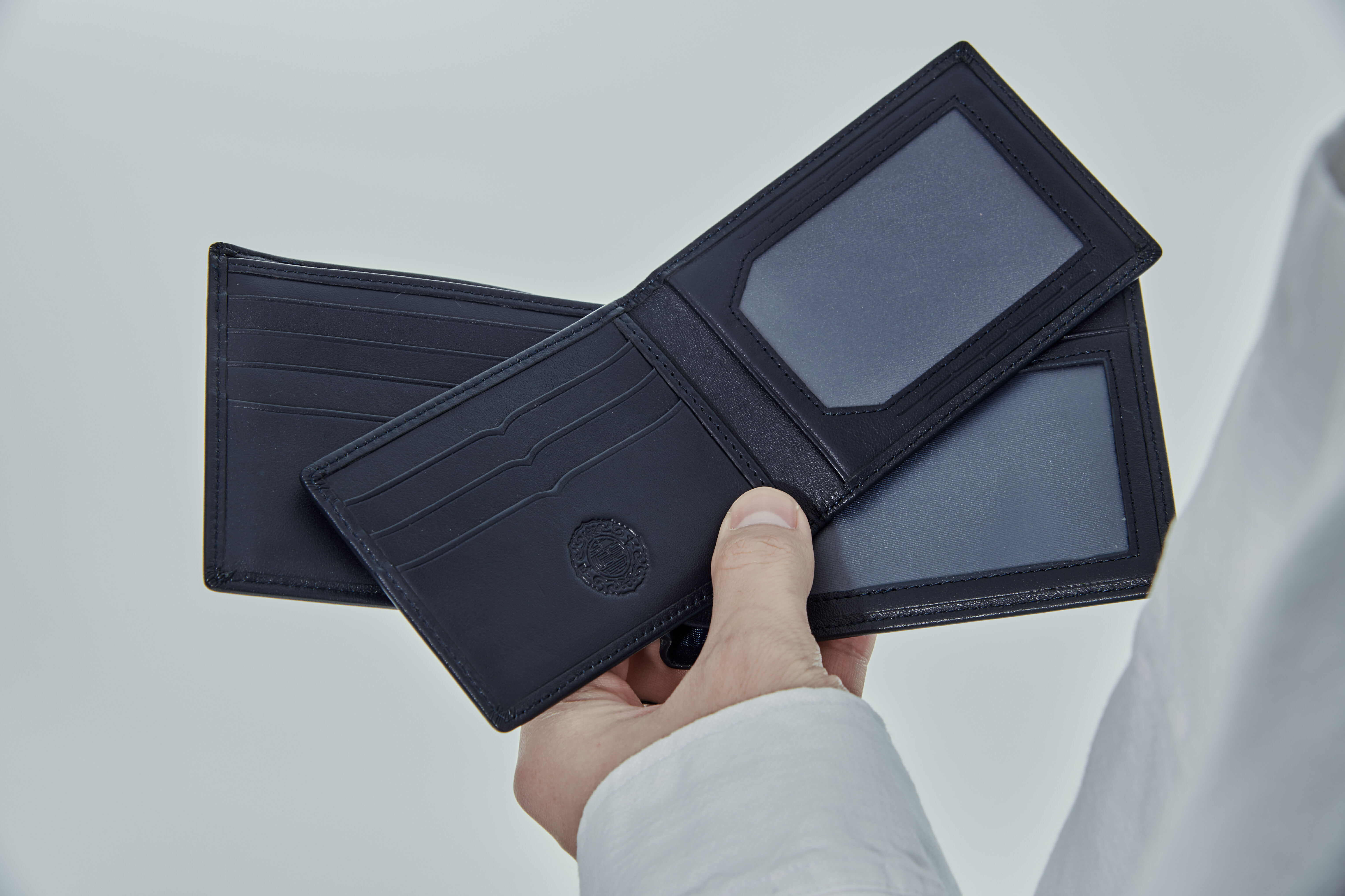 御守真皮短夾，卡夾層多，可輕鬆收納票卡。