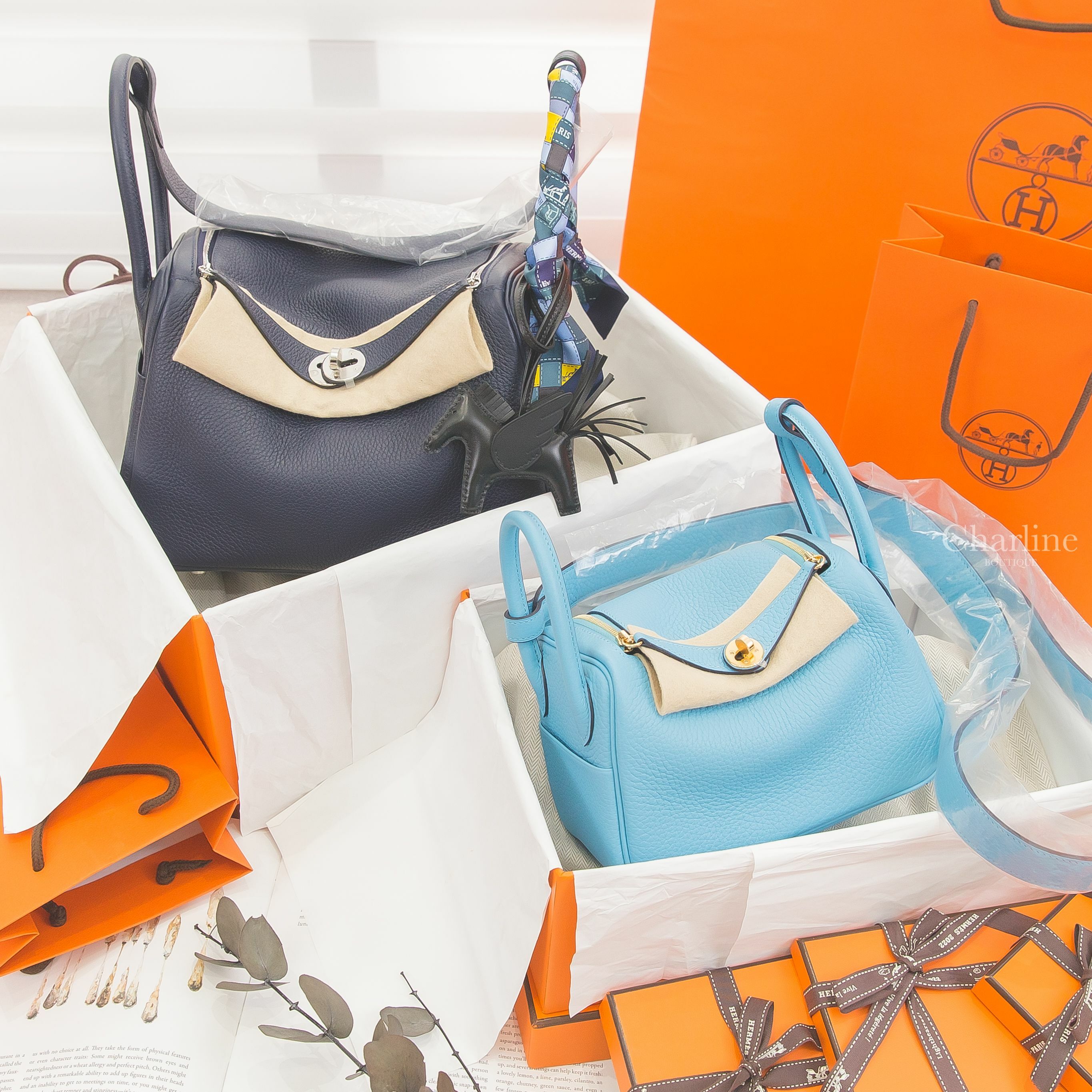 Hermès Lindy 26cm 2Z 午夜藍銀釦,Hermès Lindy Mini P3 北方藍金釦,Hermès 黑色小型飛馬吊飾,Hermès Twilly 綠色/深藍色/黃色格紋絲巾-Charline Boutique 精品代購