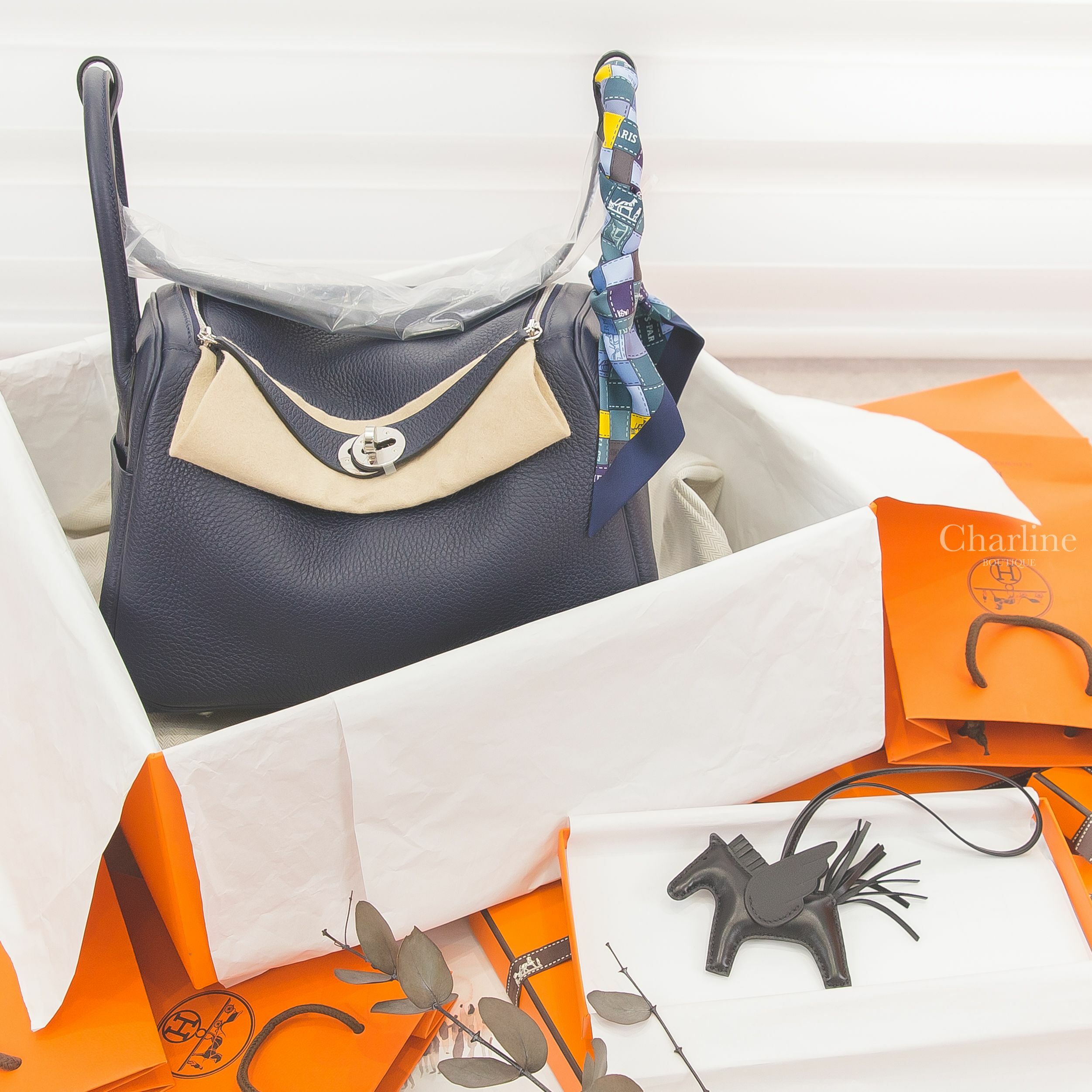 Hermès Lindy 26cm 2Z T/C 午夜藍銀釦,Hermès Rodeo PM Pegase 黑色小型飛馬吊飾,Hermès Twilly 綠色/深藍色/黃色格紋絲巾-Charline Boutique 精品代購