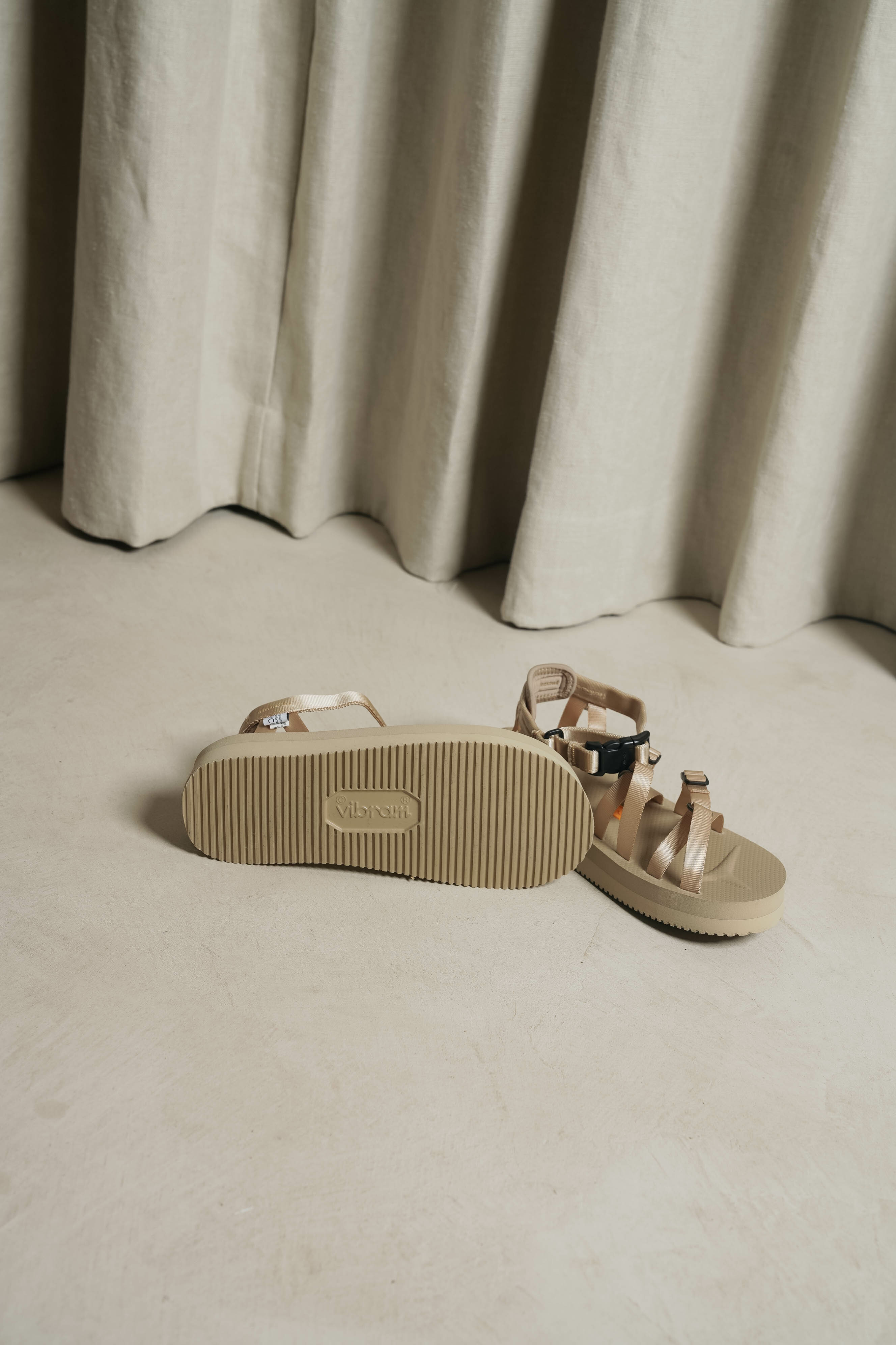 SUICOKE TOSSHI-V 細織帶羅馬涼鞋 (2色)