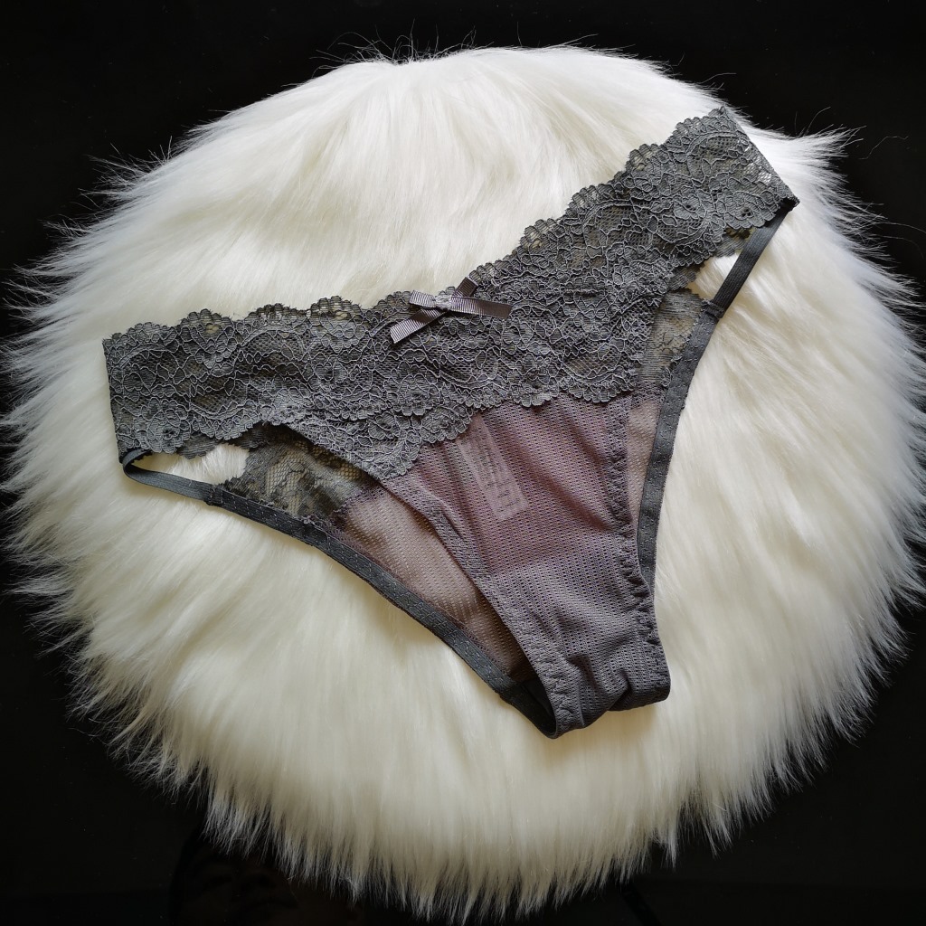 無痕簍空彈性蕾絲內褲(多色)