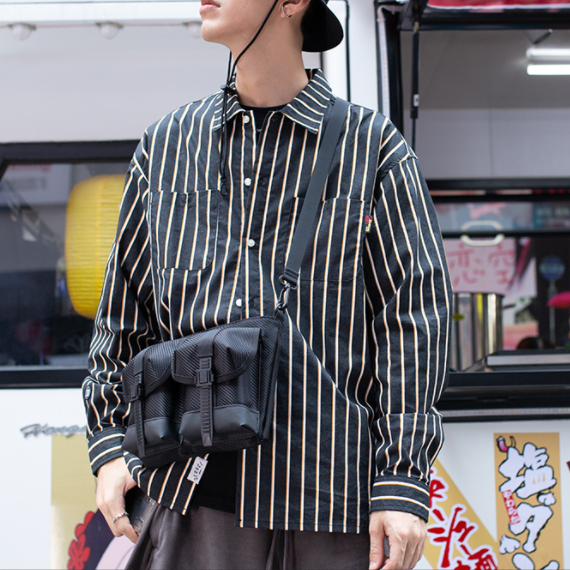 【BGMK002】工裝重磅碳纖紋理雙插袋斜肩包