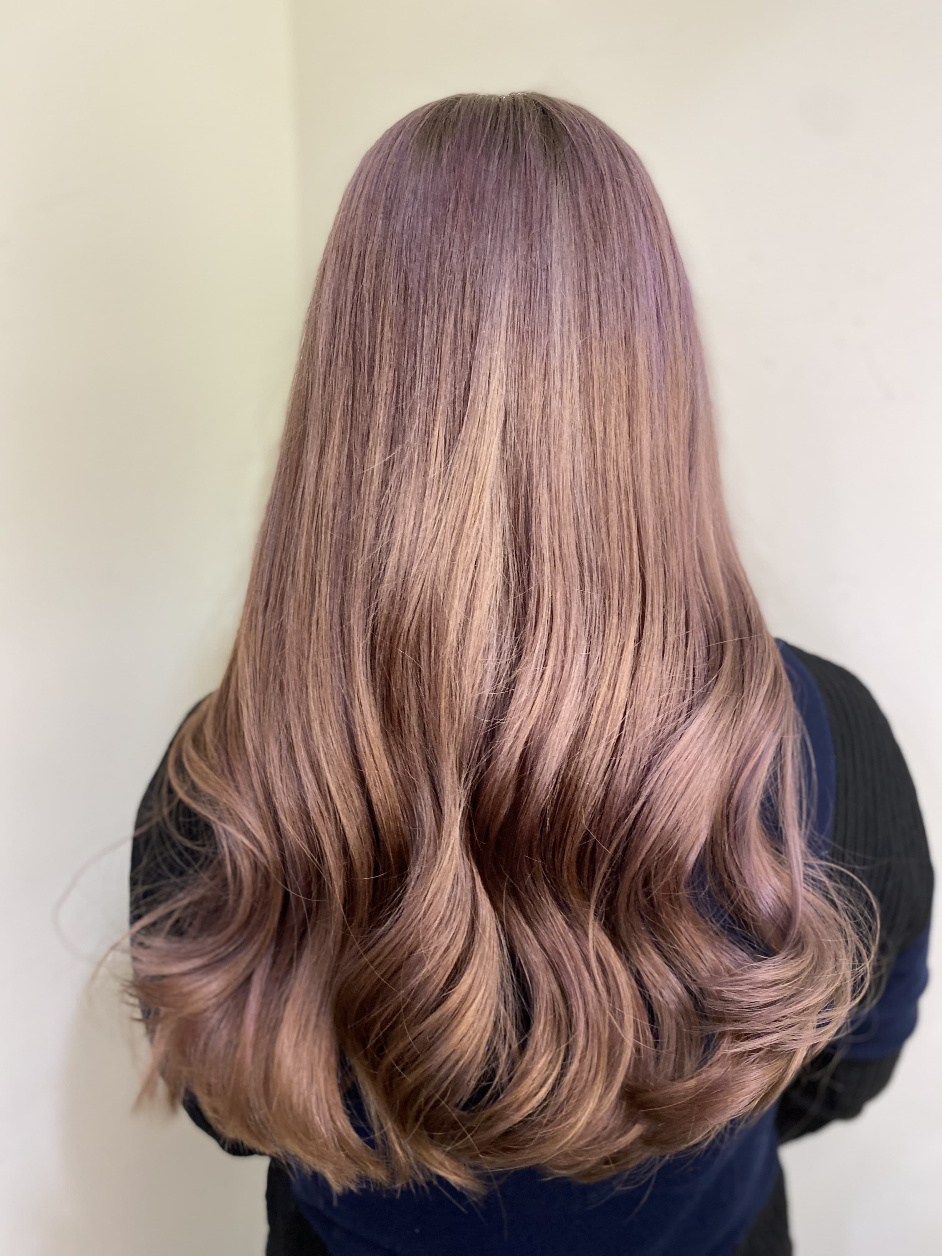 卡色染後結束，可以在髮絲上明顯看到卡色的位置，染髮顏色會有不均勻色塊