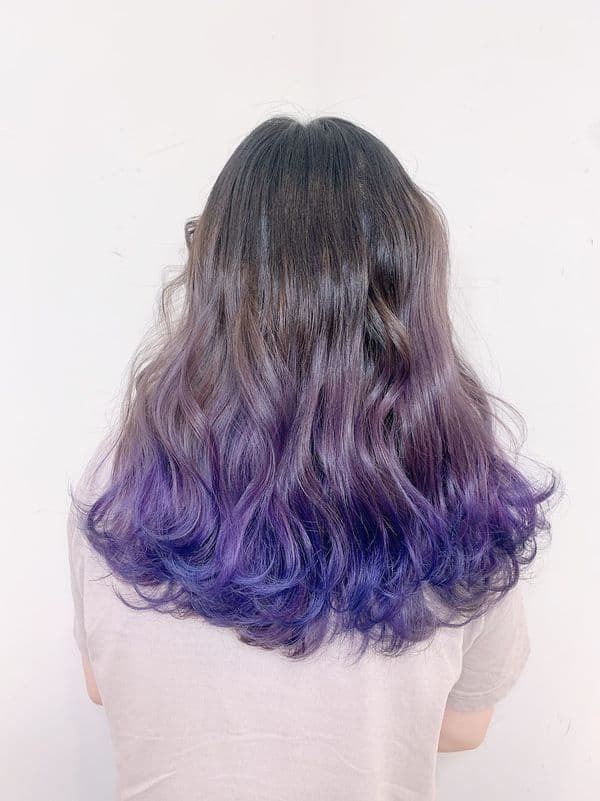 使用補色洗髮精去除卡綠問題，讓髮絲重現美麗的紫色