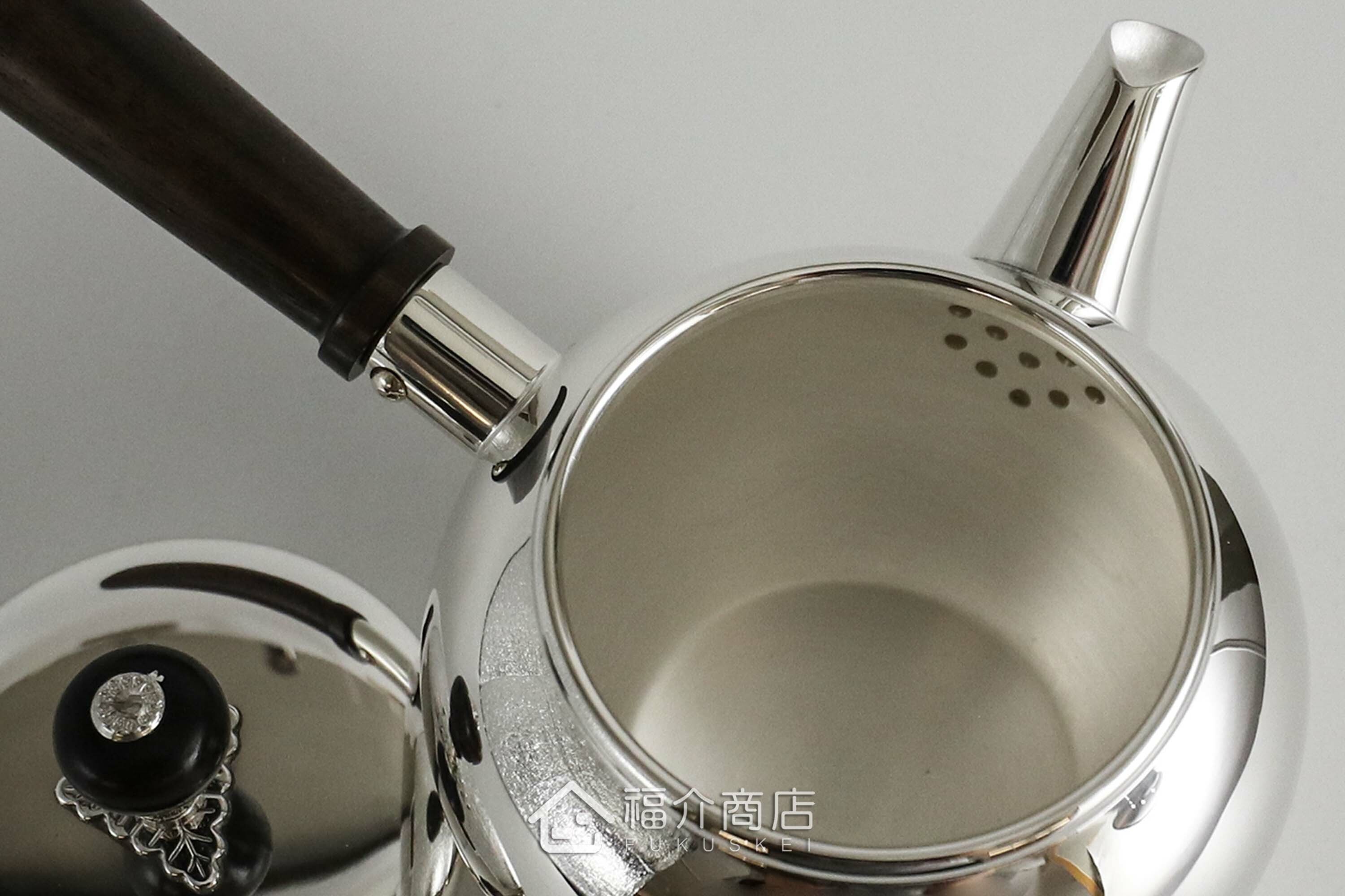 泡茶用的日本純銀茶壺內部