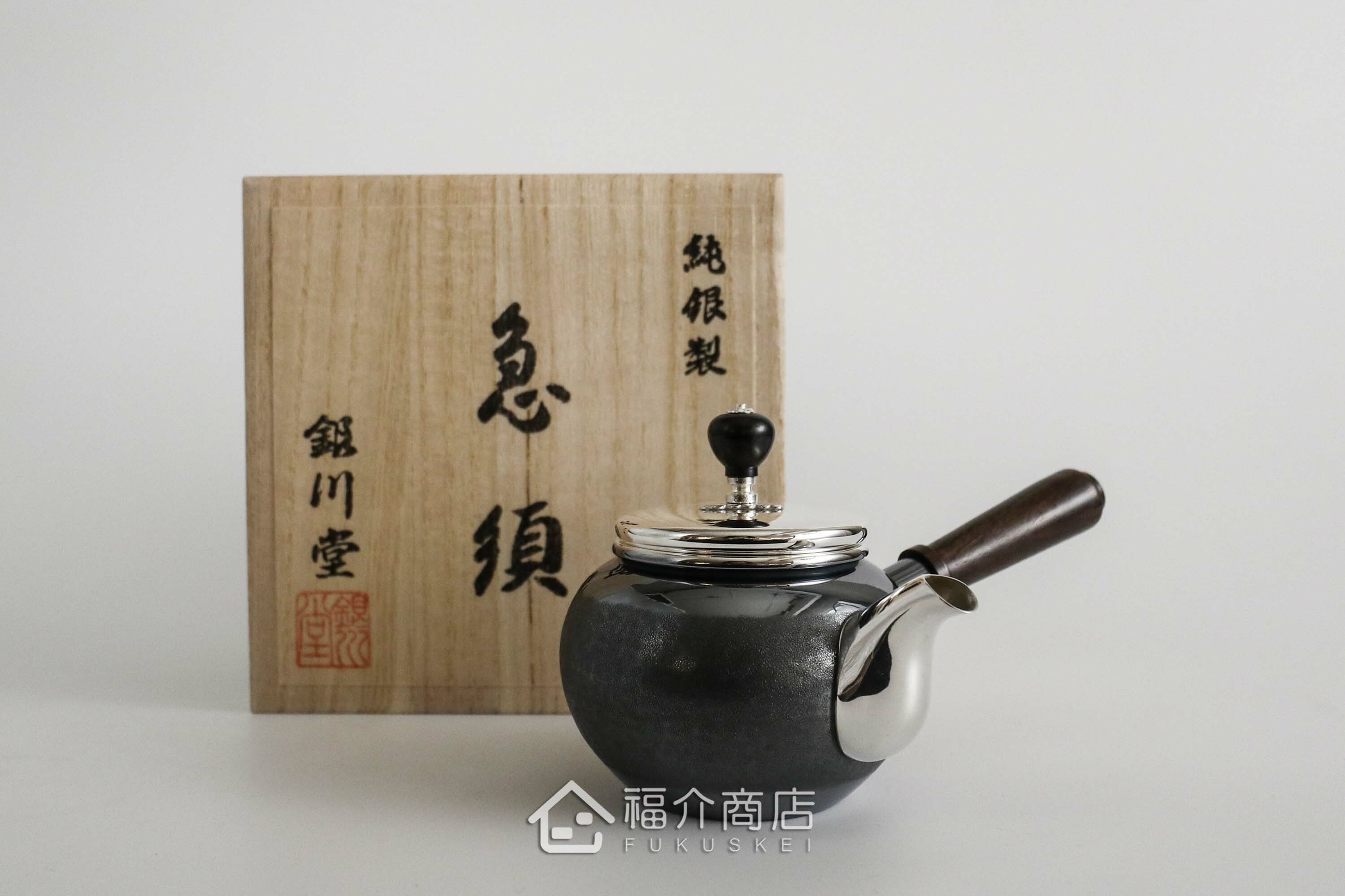泡茶用的日本純銀茶壺與木盒