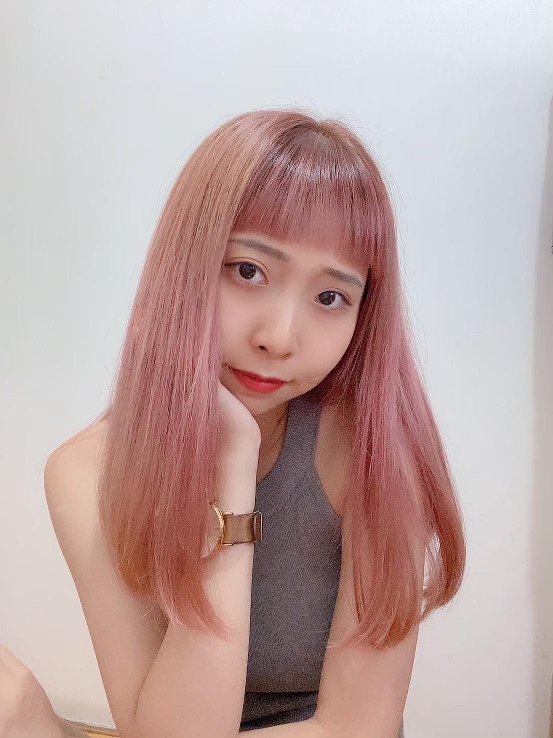 特殊色髮色－淡粉色。上妝後會使整體更亮眼。