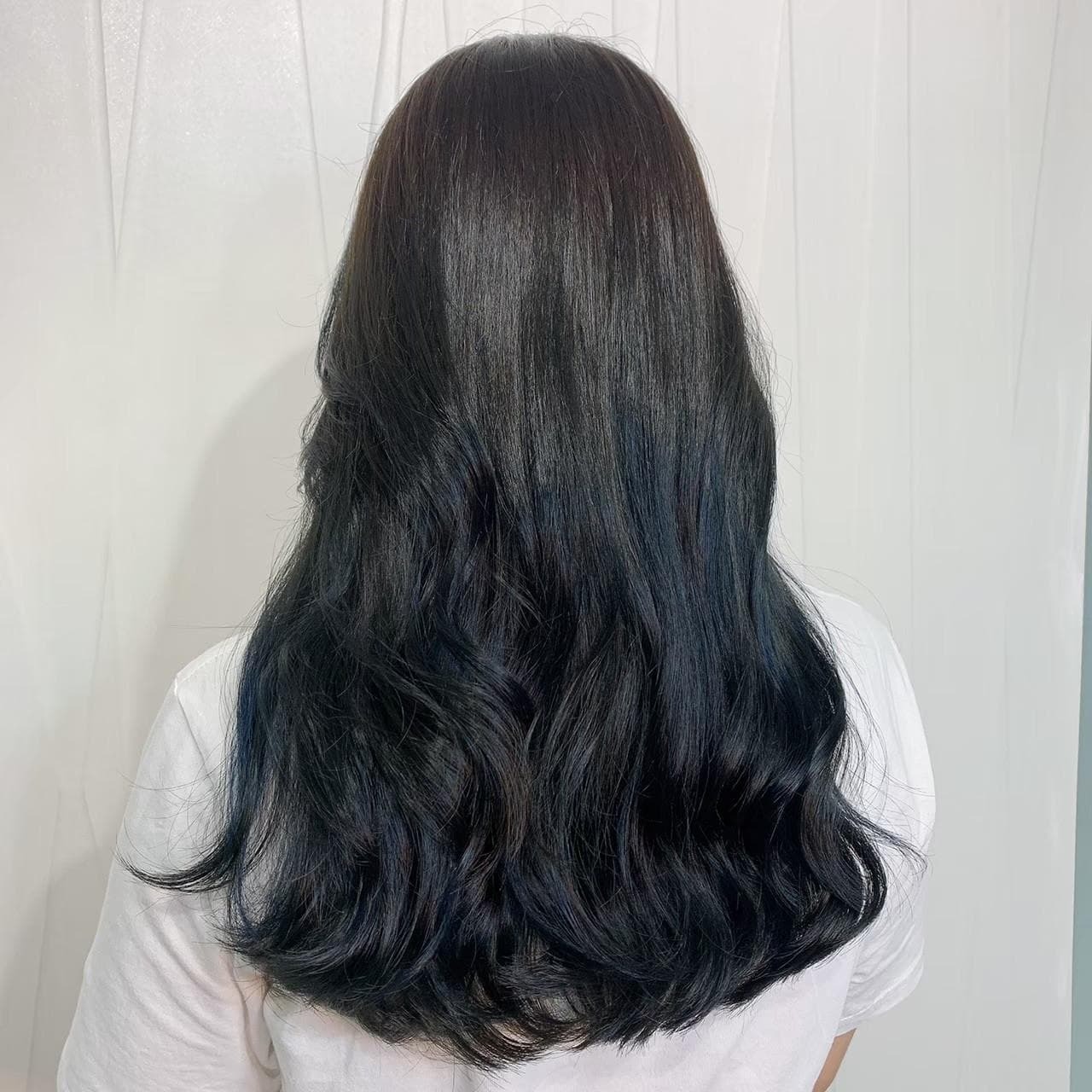 低調質感黑茶色髮色，適合無法染太高調顏色的上班族女性。