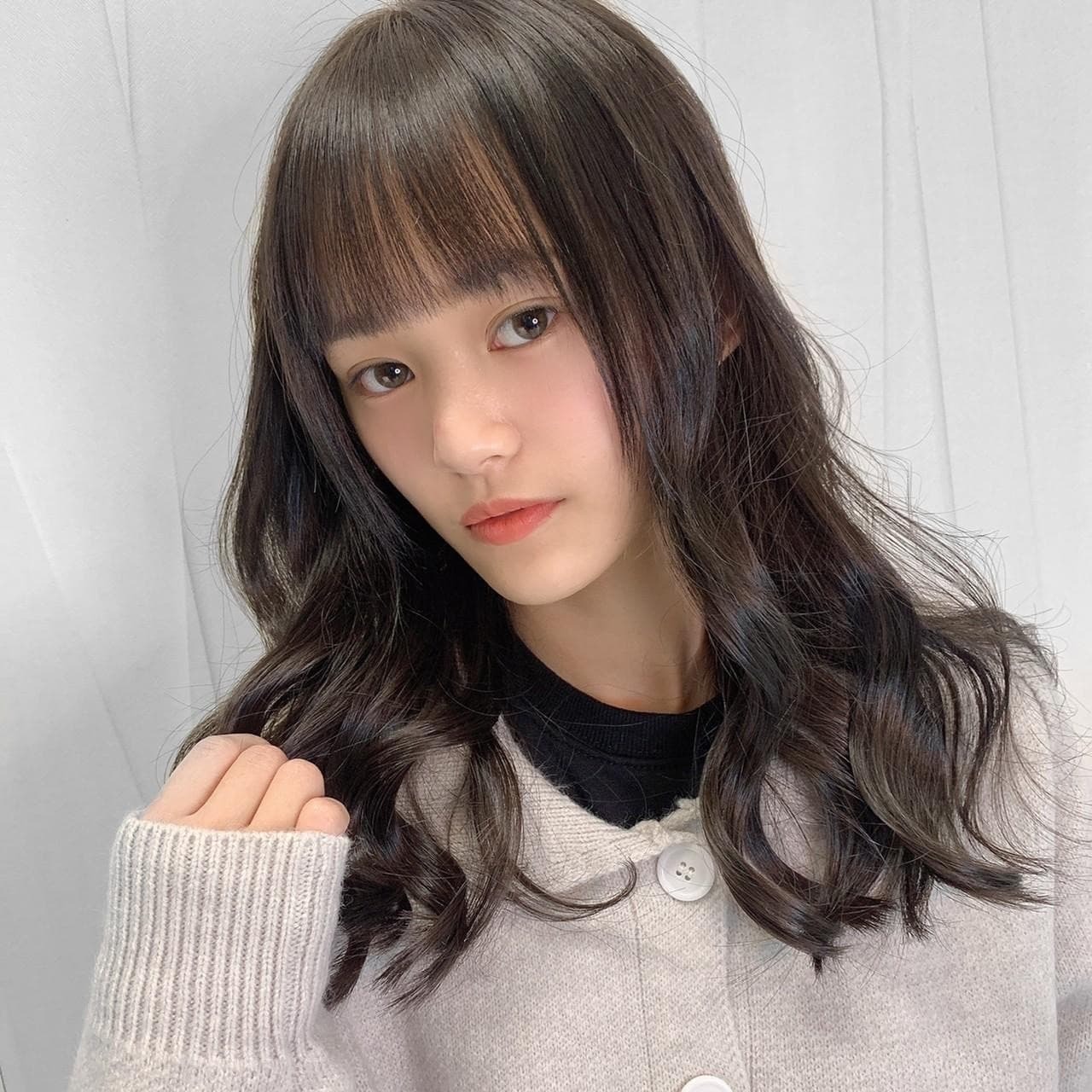 低調質感黑茶色髮色，適合無法染太高調顏色的上班族女性。