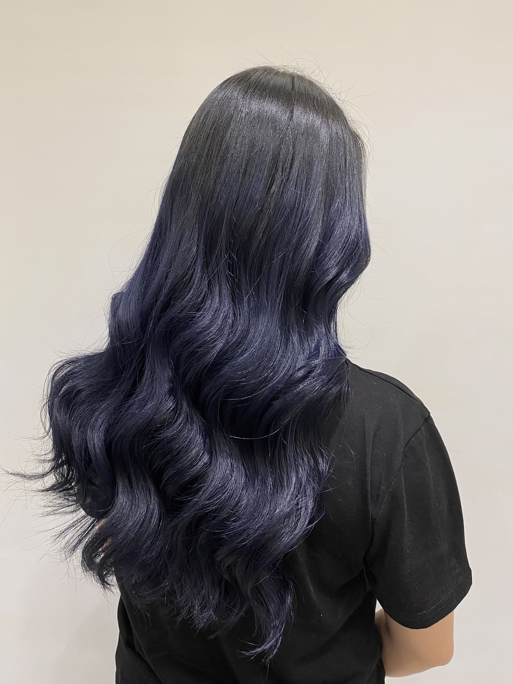 同位消費者分別染了三次藍黑色。此為褪色後第二次染藍黑色，依然沒有卡色。