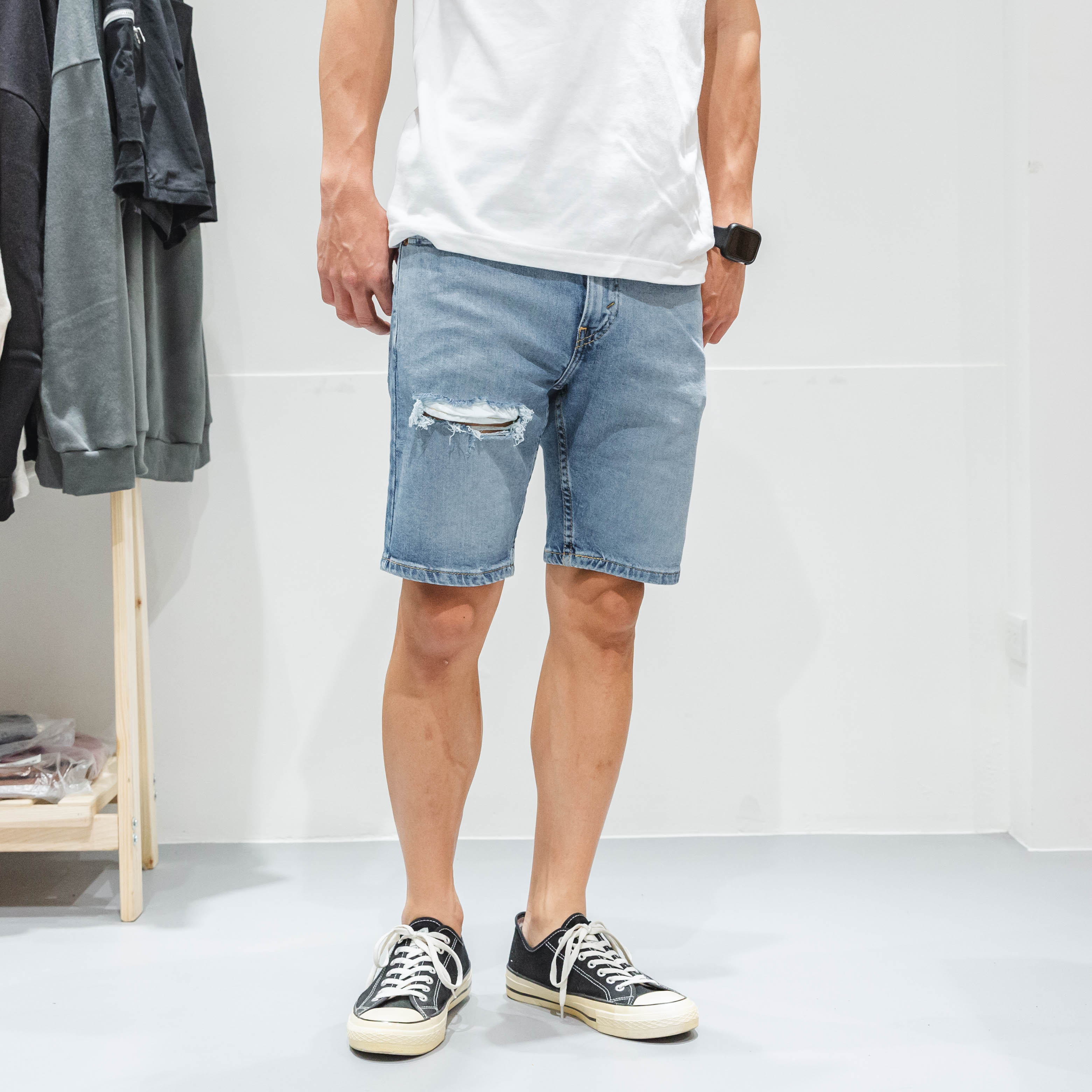 LEVI'S 412-0056貓鬚淺藍破壞膝上修身窄管牛仔短褲【LVS4120056】