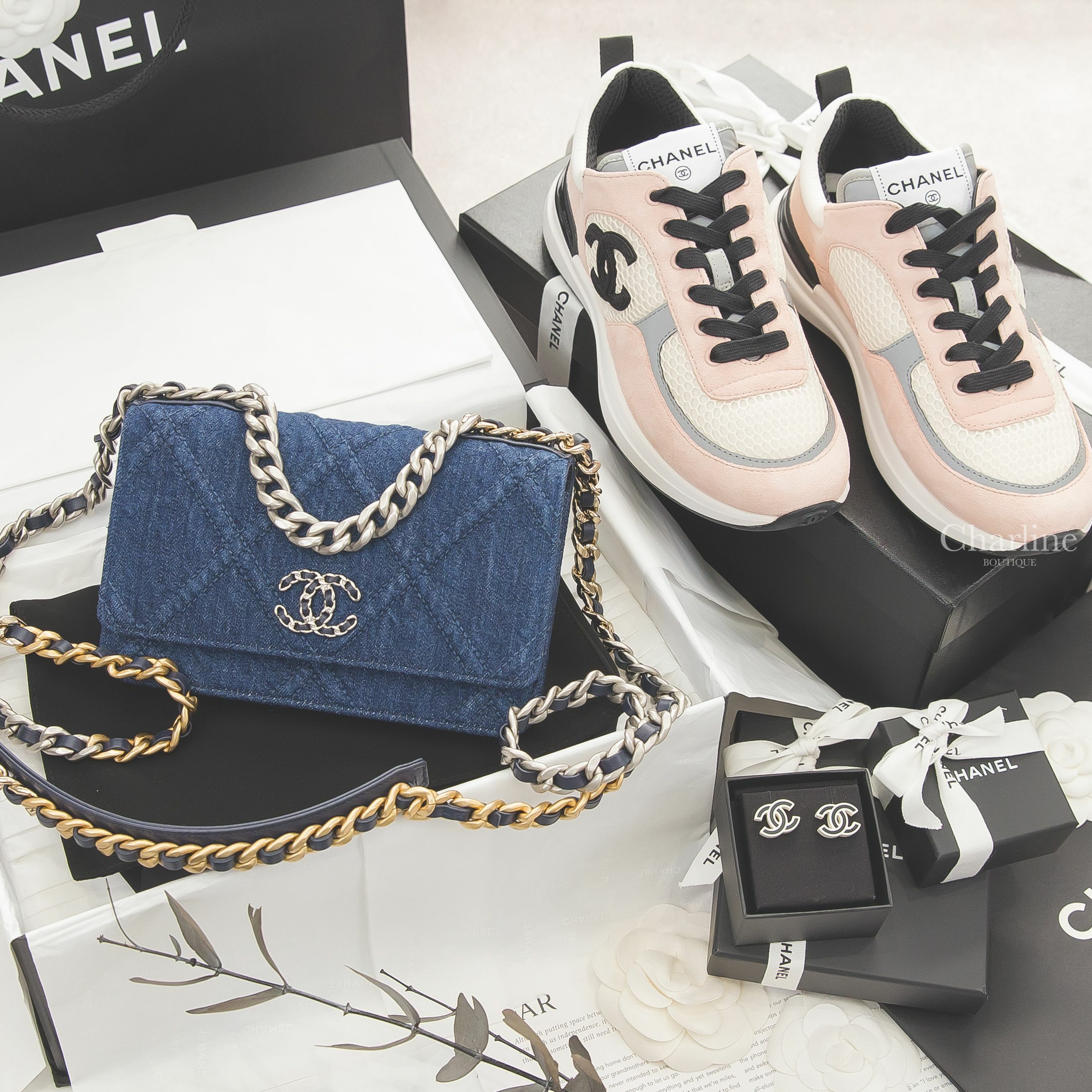 Chanel 19 WOC 深藍色銀CC金銀漸層鍊帶丹寧布大菱格紋肩背包,Chanel Trainers 粉色麂皮拼白色網狀布面灰色皮革黑CC運動鞋,Chanel Earrings 黑色樹脂白滾邊CC耳環-Charline Boutique 精品代購
