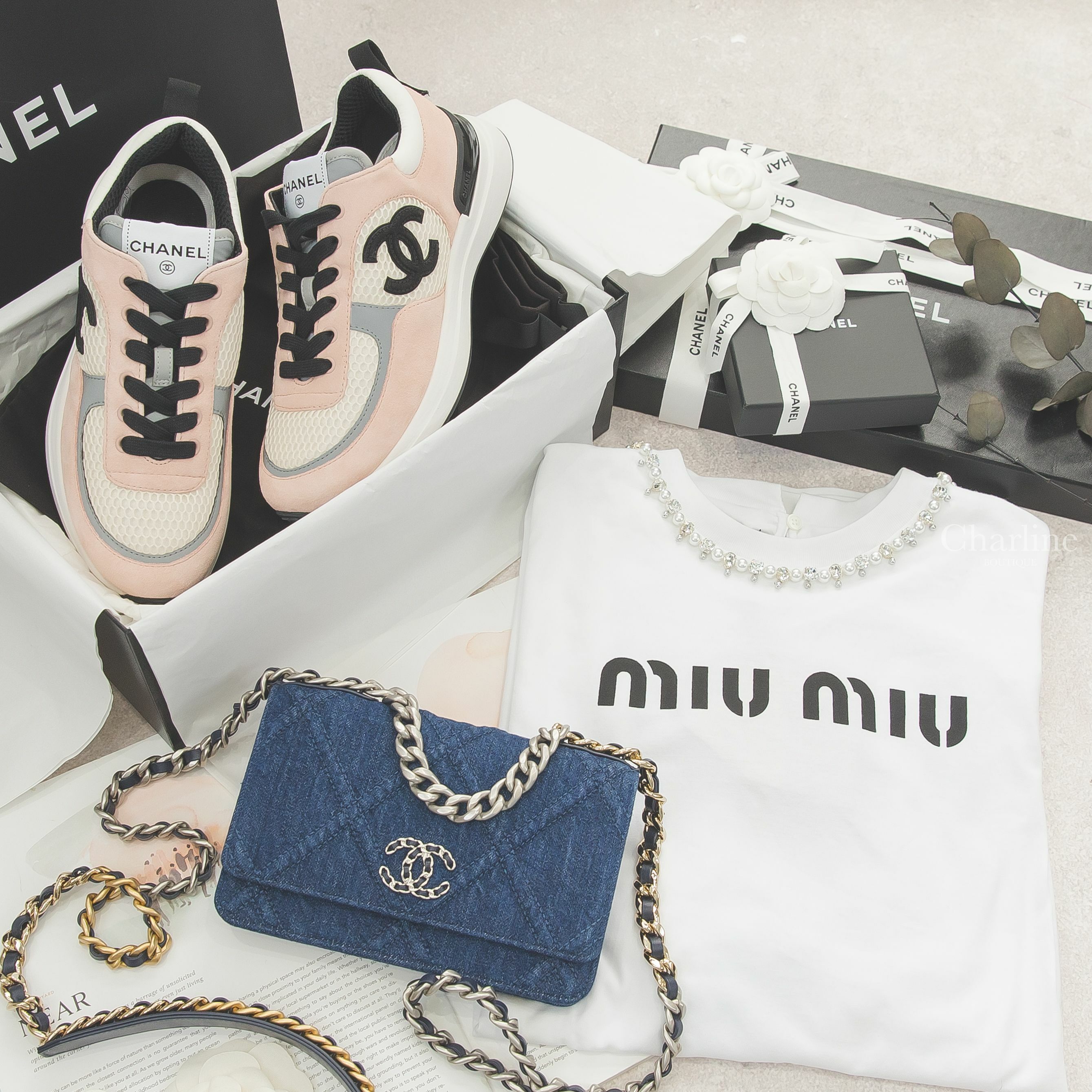 Chanel 19 Wallet On Chain 深藍色銀CC金銀漸層鍊帶丹寧布大菱格紋肩背包,Chanel Trainers 粉色麂皮拼白色網狀布面灰色皮革黑CC運動鞋-Charline Boutique 精品代購