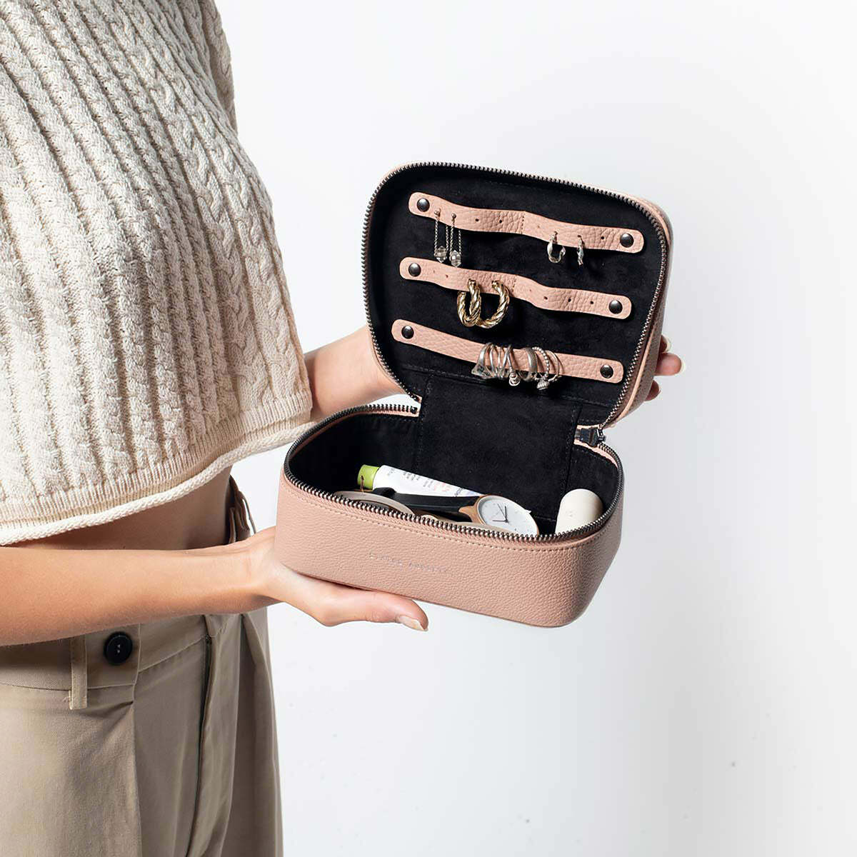 Status Anxiety. | SHINING ARMOUR 飾品化妝包（黑、粉）