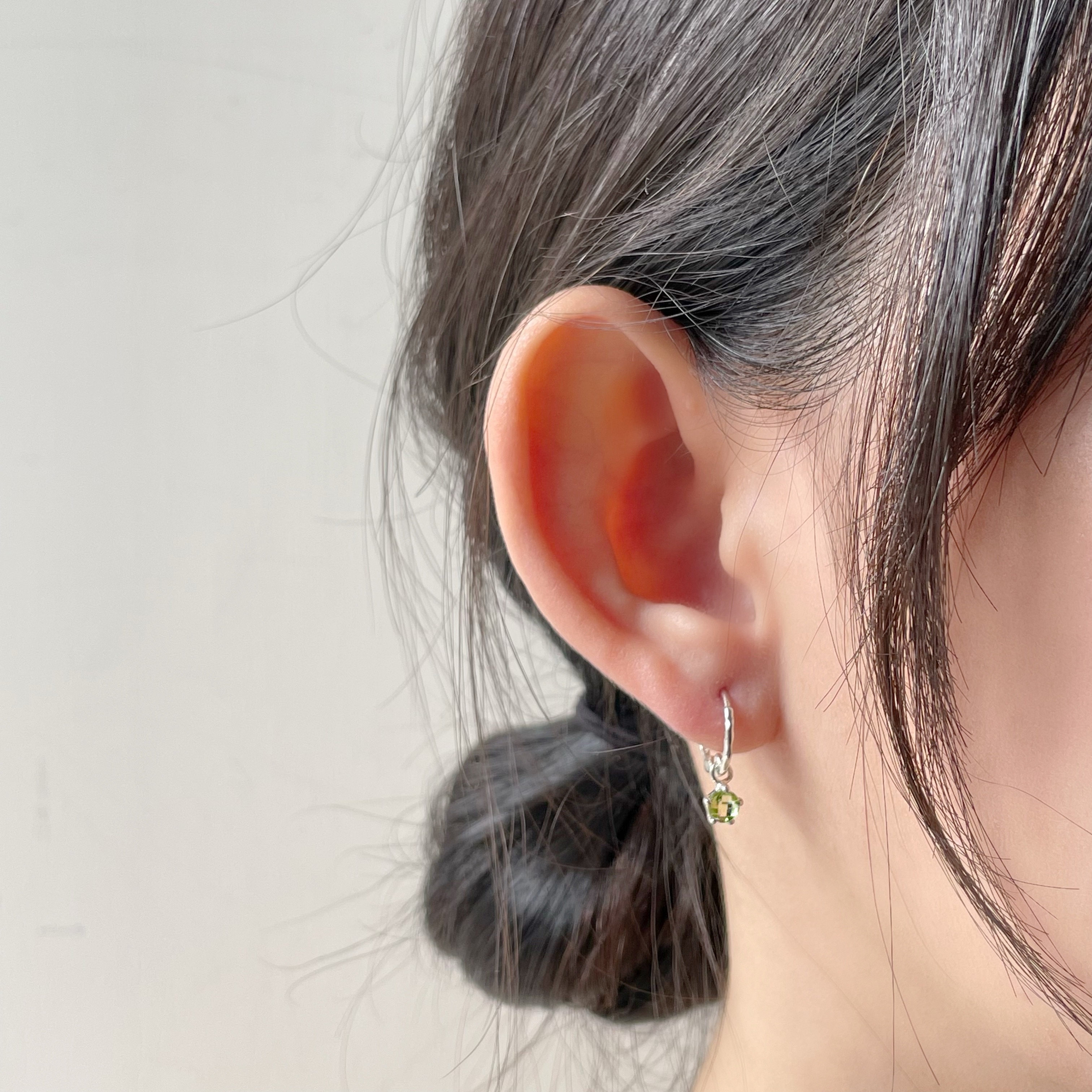 五爪棋盤切割橄欖石扣式耳圈