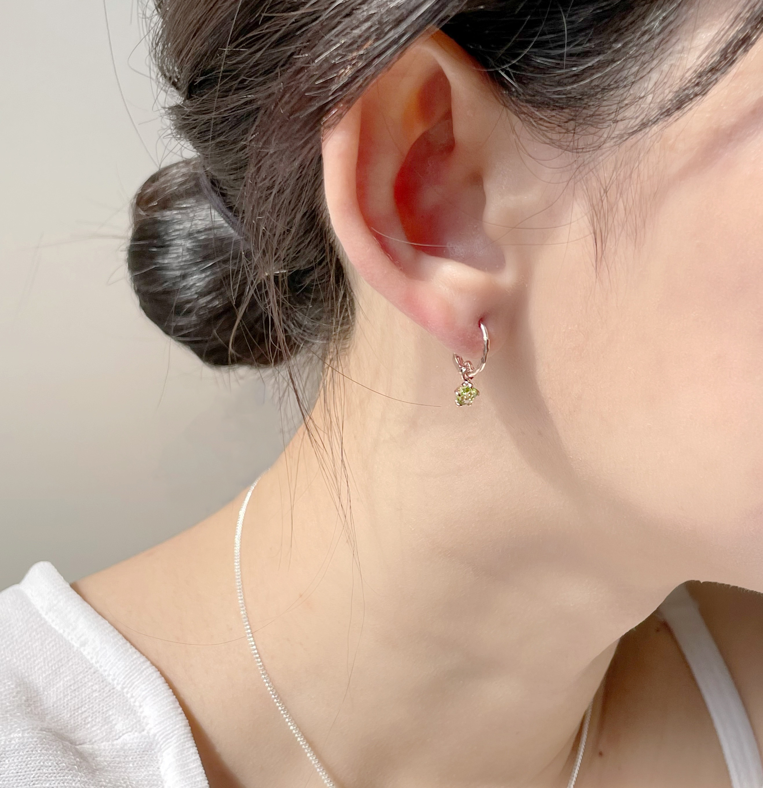 五爪棋盤切割橄欖石扣式耳圈