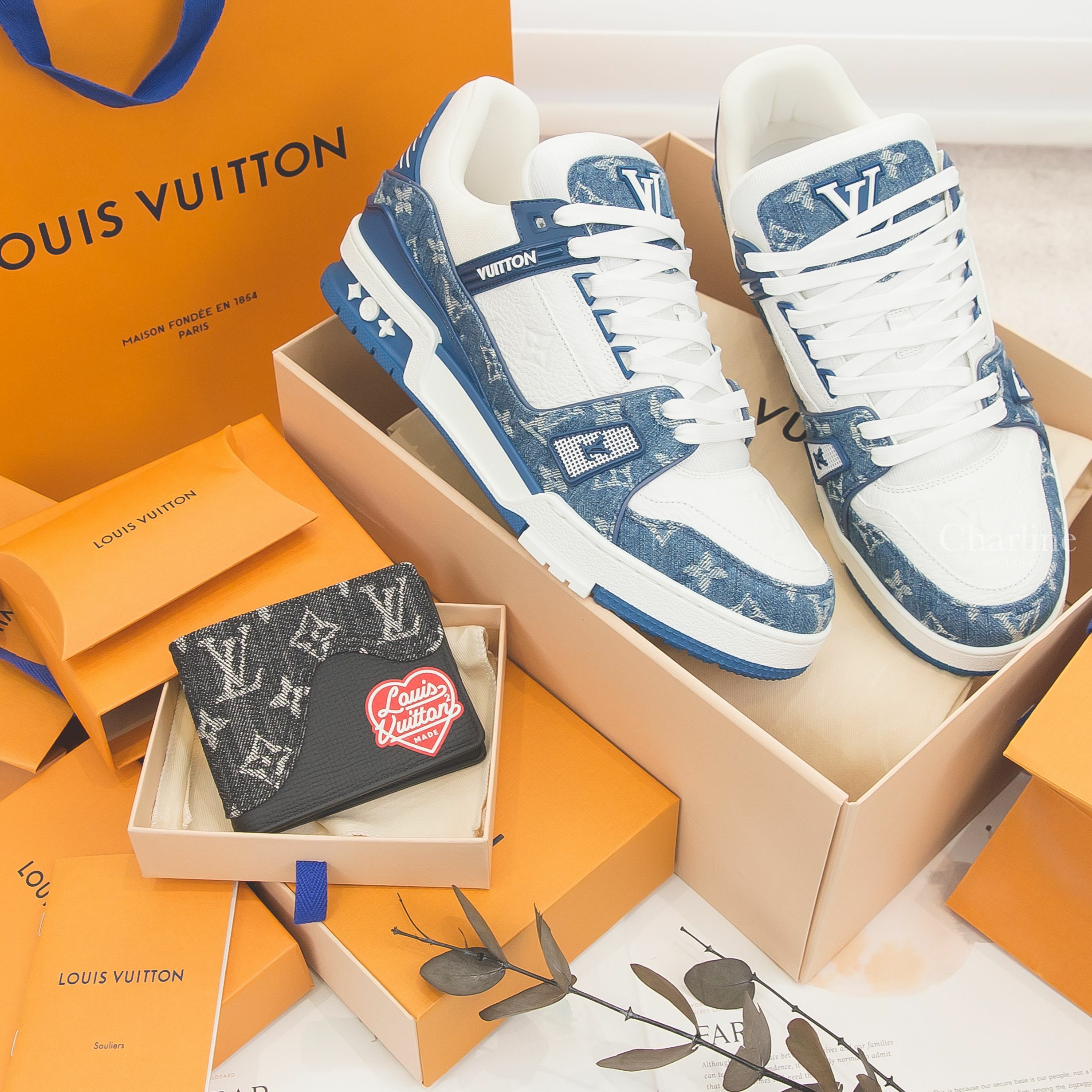 Louis Vuitton LV Trainers 藍底丹寧布白色老花拼白色小牛皮運動鞋,Louis Vuitton Slender Wallet 聯名款黑色丹寧老花拼牛皮紅色愛心印花短夾-Charline Boutique 精品代購