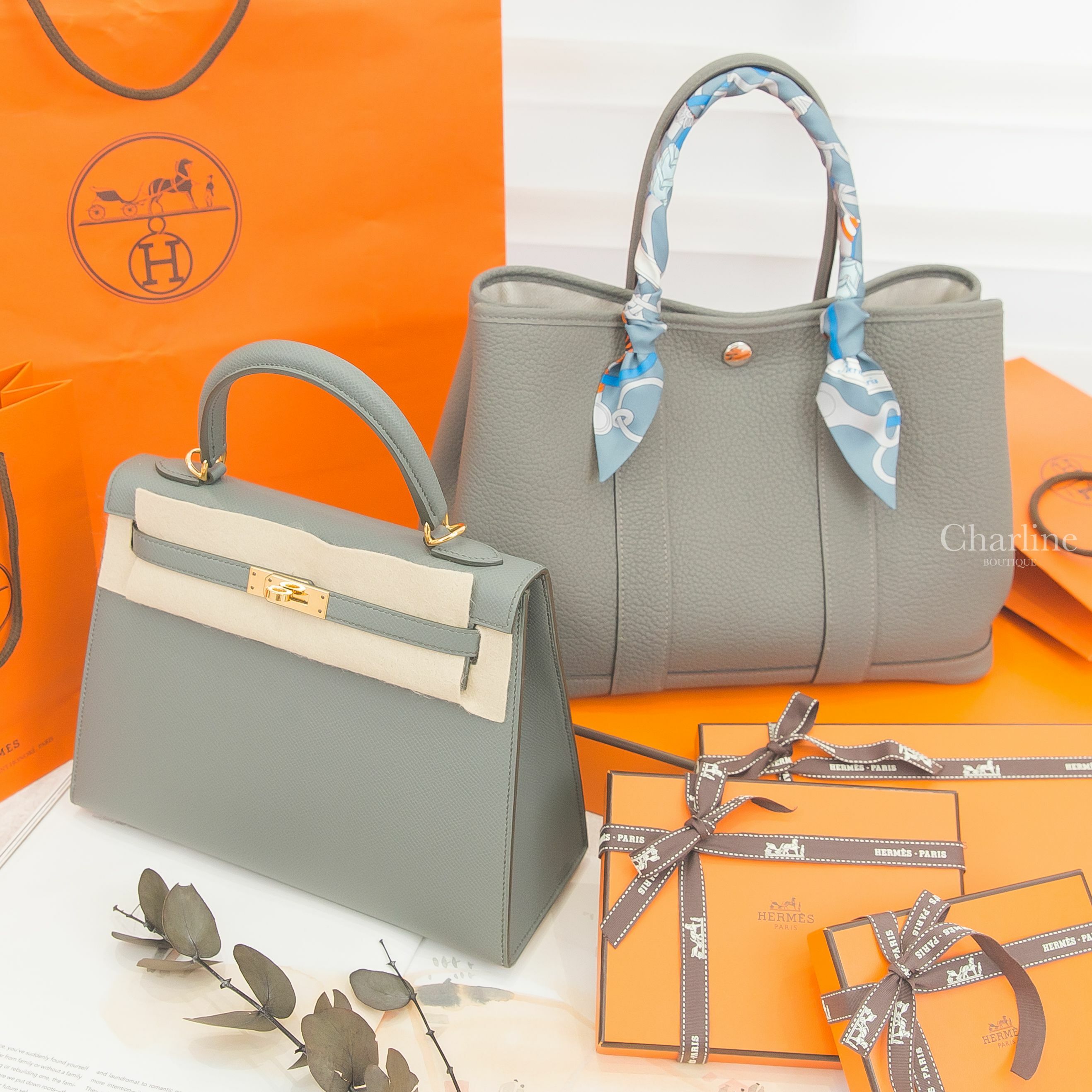 Hermès Garden Party 30cm 0L 積雨雲灰肩背包,Hermès Kelly 25cm 63 杏仁綠金釦凱莉包,Hermès Twilly 灰色/天藍色/橘色馬術圖騰絲巾-Charline Boutique 精品代購