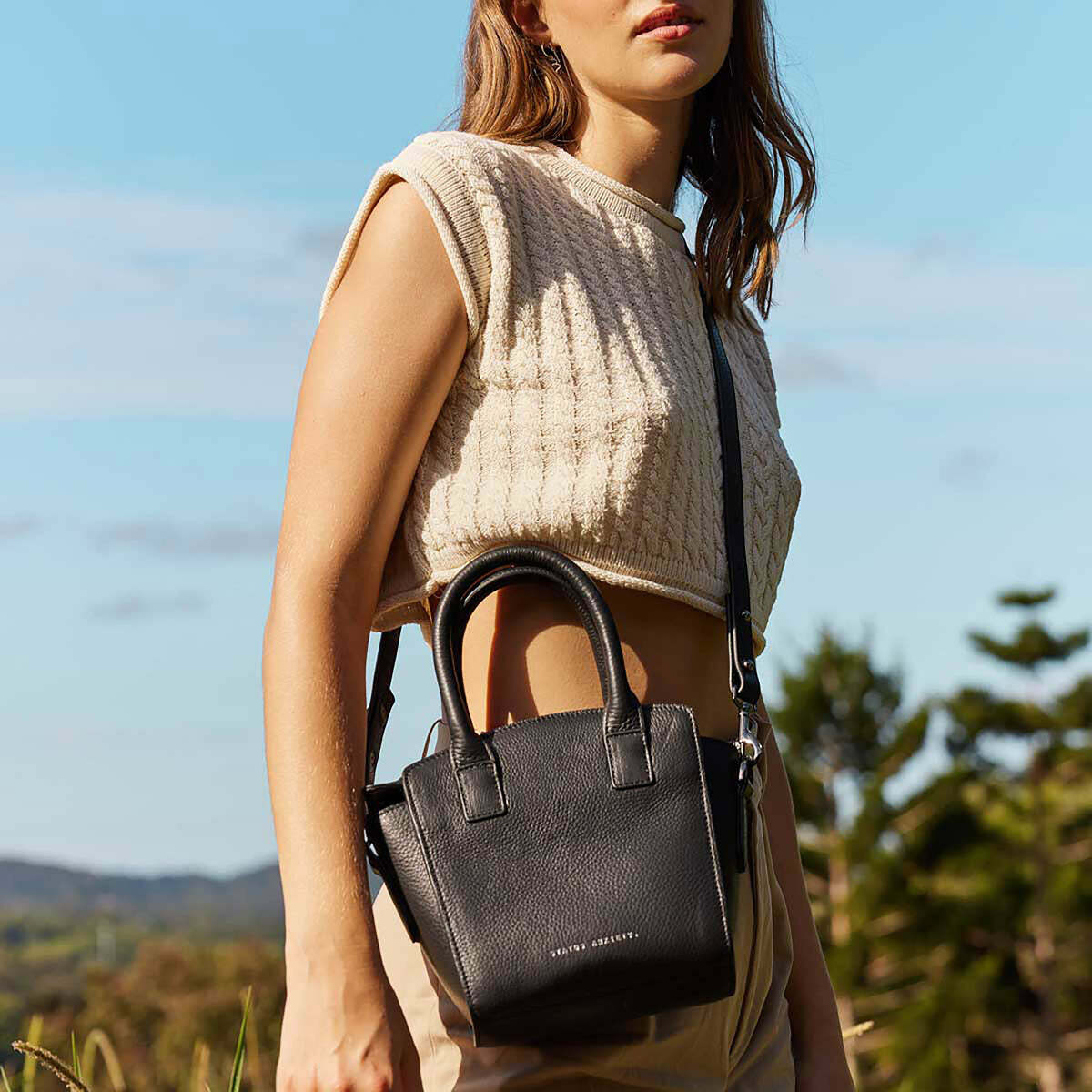 Status Anxiety. | WORST BEHIND US隨身手提側背包（黑、粉、綠）